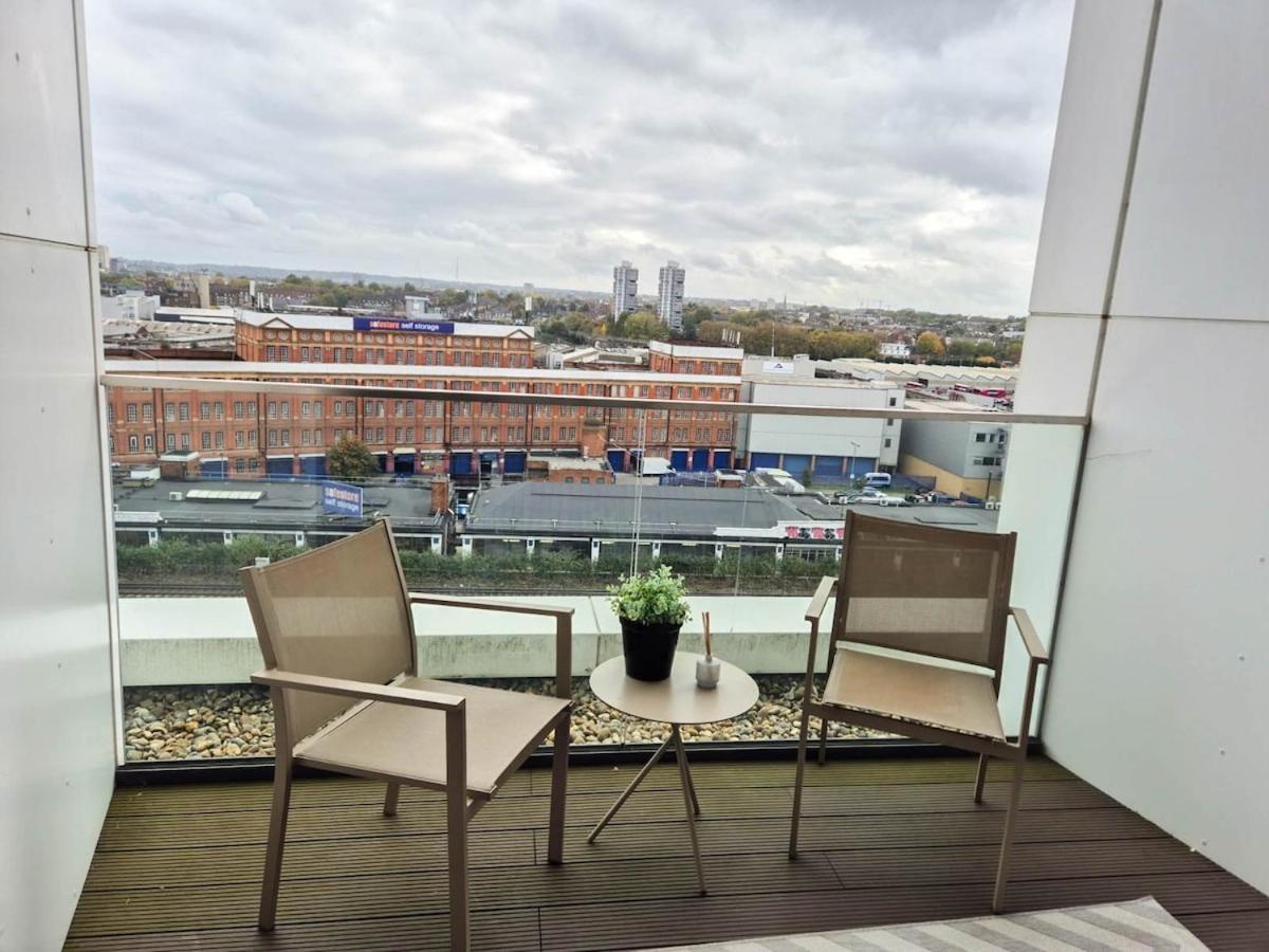 Elegant 3-bedroom Penthouse With A Private Terrace, Lift Access, And Free Wi-fi, Located In Battersea, Nine Elms Apartment London