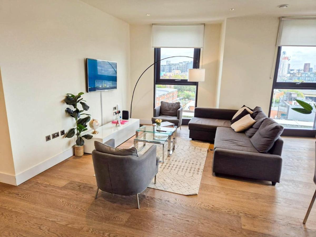 Elegant 3-bedroom Penthouse With A Private Terrace, Lift Access, And Free Wi-fi, Located In Battersea, Nine Elms Apartment