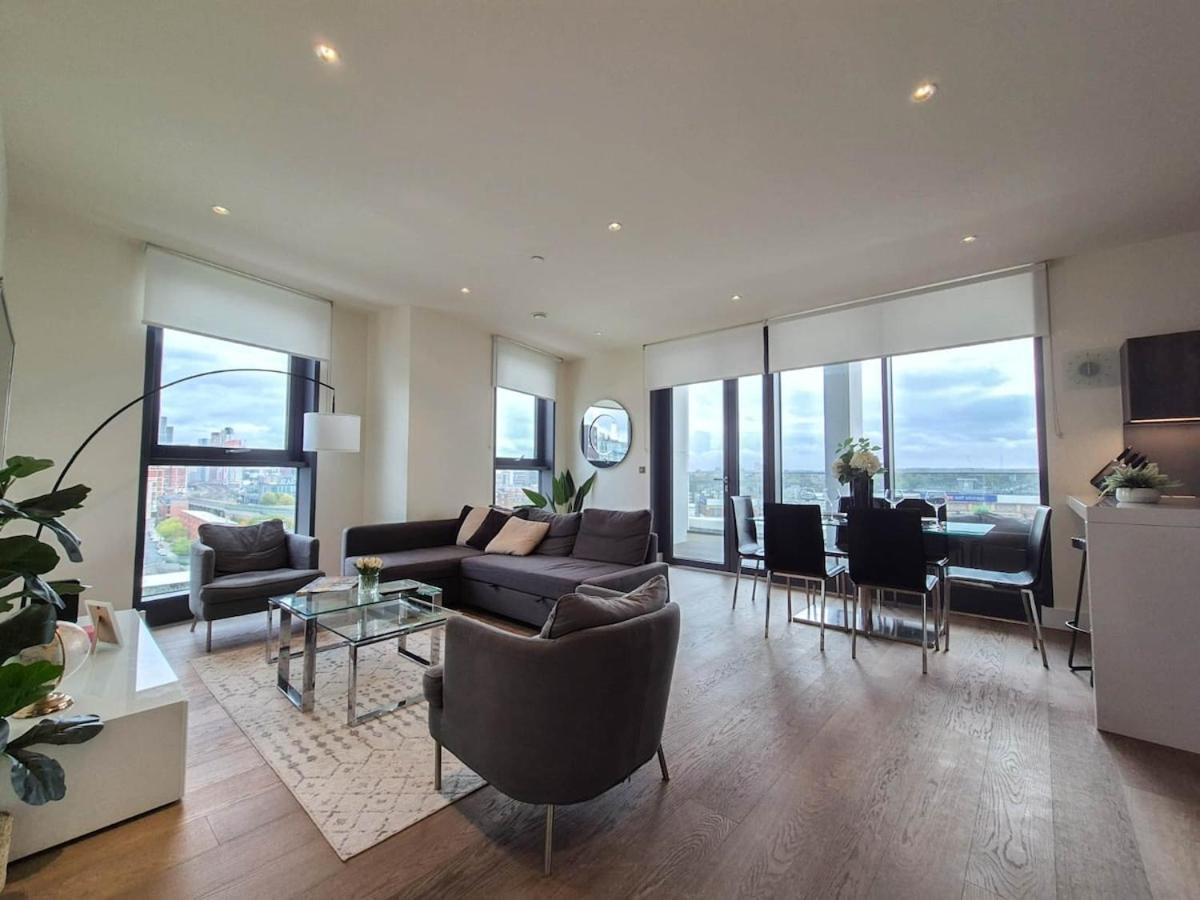 Elegant 3-bedroom Penthouse With A Private Terrace, Lift Access, And Free Wi-fi, Located In Battersea, Nine Elms Apartment *
