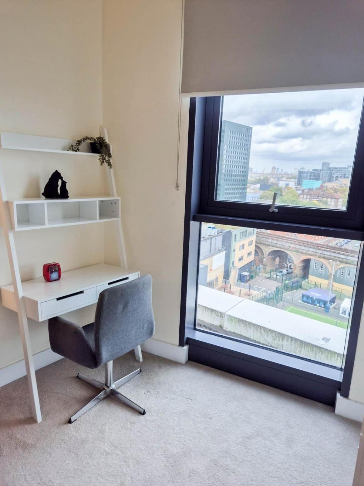 Apartment Elegant 3-bedroom Penthouse With A Private Terrace, Lift Access, And Free Wi-fi, Located In Battersea, Nine Elms *