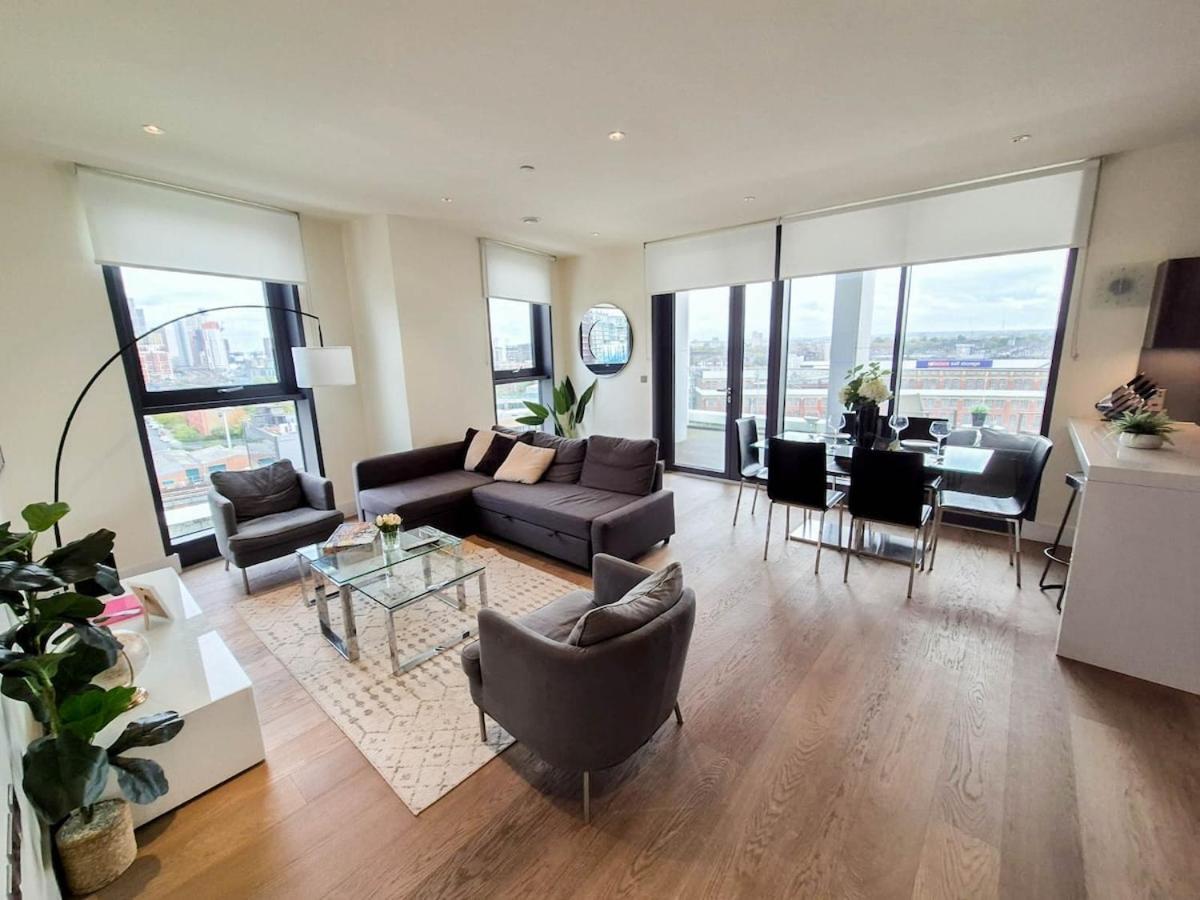 Elegant 3-bedroom Penthouse With A Private Terrace, Lift Access, And Free Wi-fi, Located In Battersea, Nine Elms *