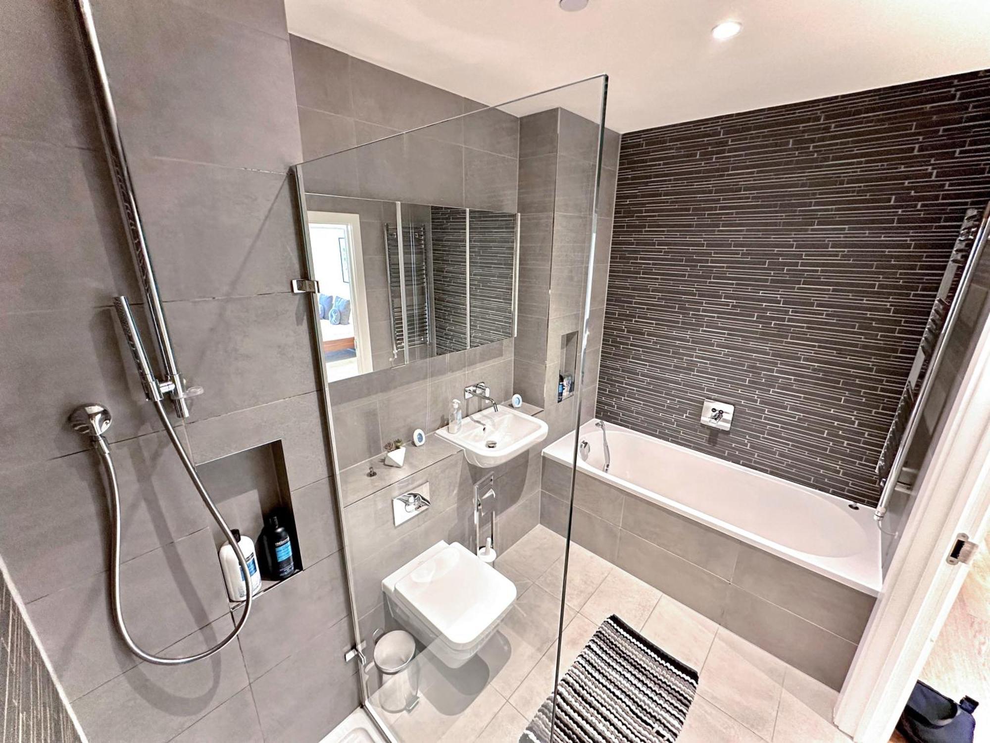 Elegant 3-bedroom Penthouse With A Private Terrace, Lift Access, And Free Wi-fi, Located In Battersea, Nine Elms