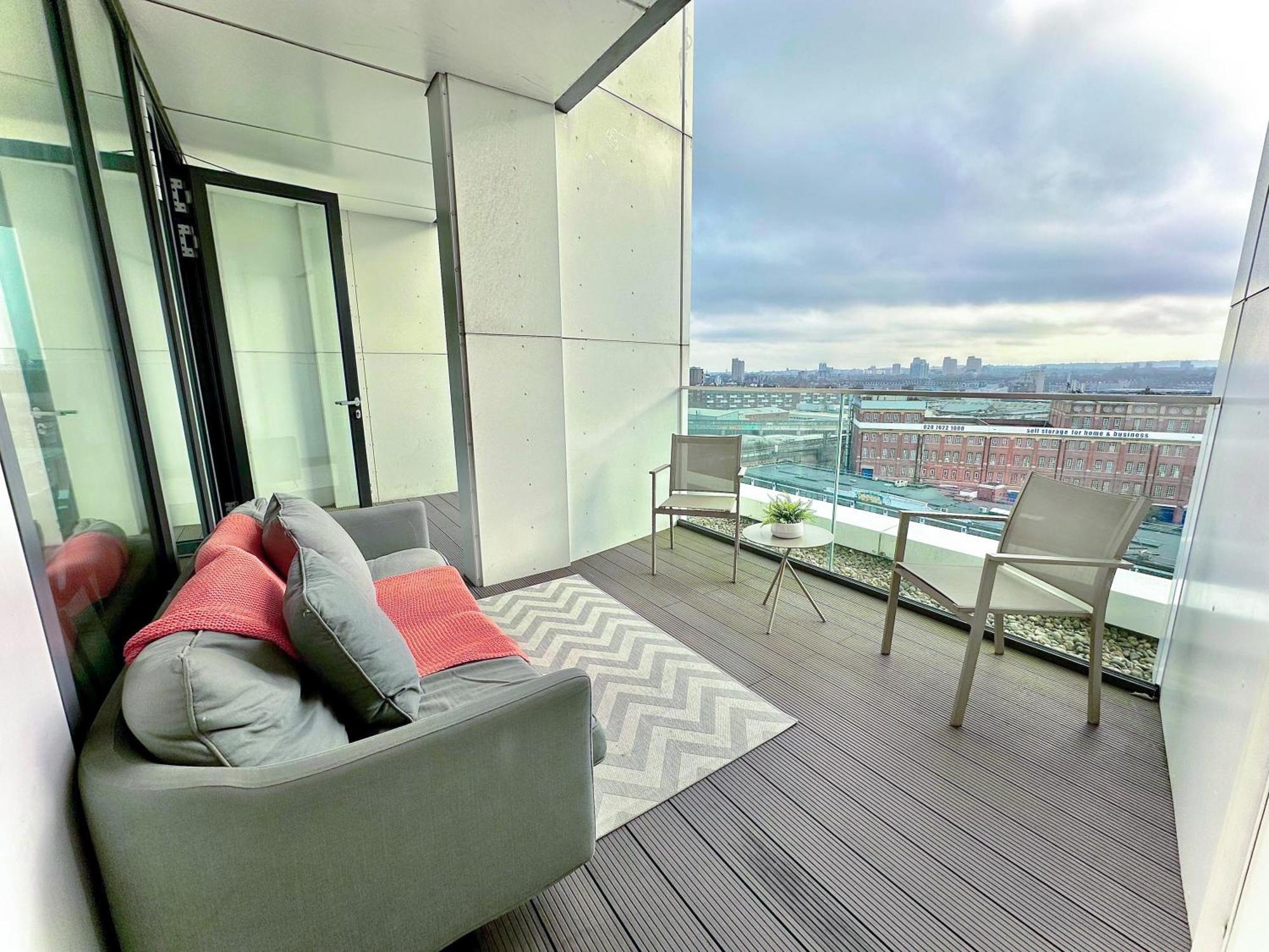 Elegant 3-bedroom Penthouse With A Private Terrace, Lift Access, And Free Wi-fi, Located In Battersea, Nine Elms Apartment *