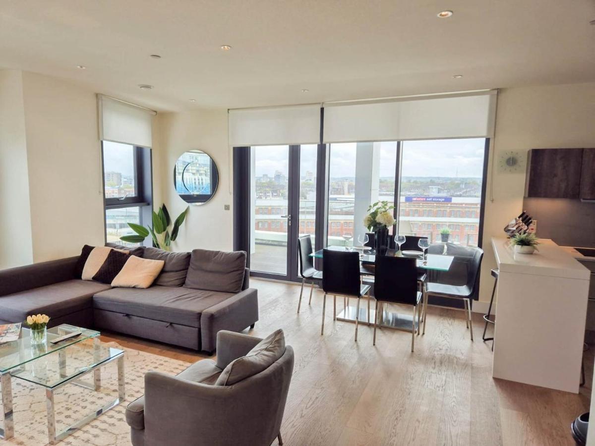 Elegant 3-bedroom Penthouse With A Private Terrace, Lift Access, And Free Wi-fi, Located In Battersea, Nine Elms London
