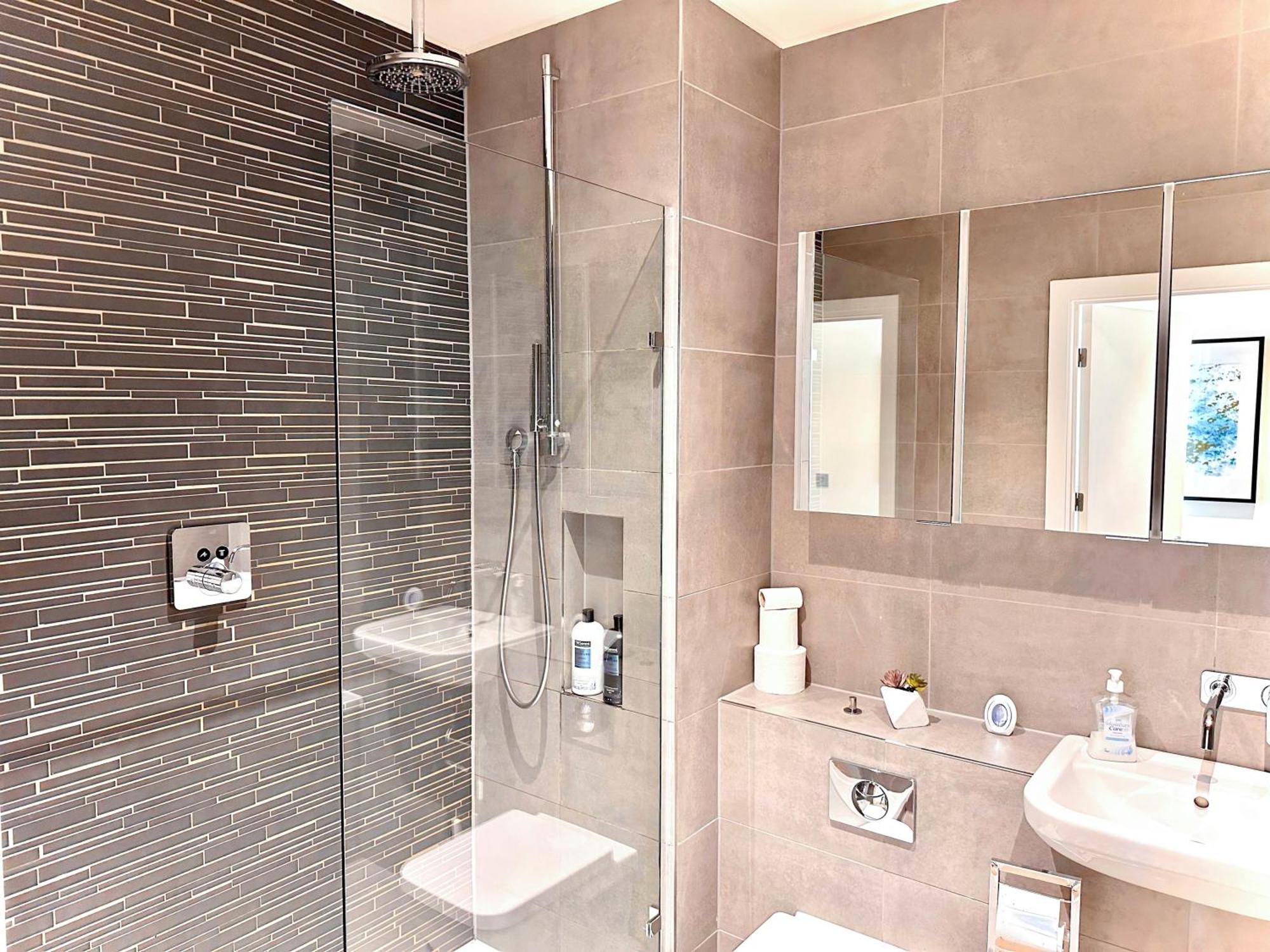Elegant 3-bedroom Penthouse With A Private Terrace, Lift Access, And Free Wi-fi, Located In Battersea, Nine Elms