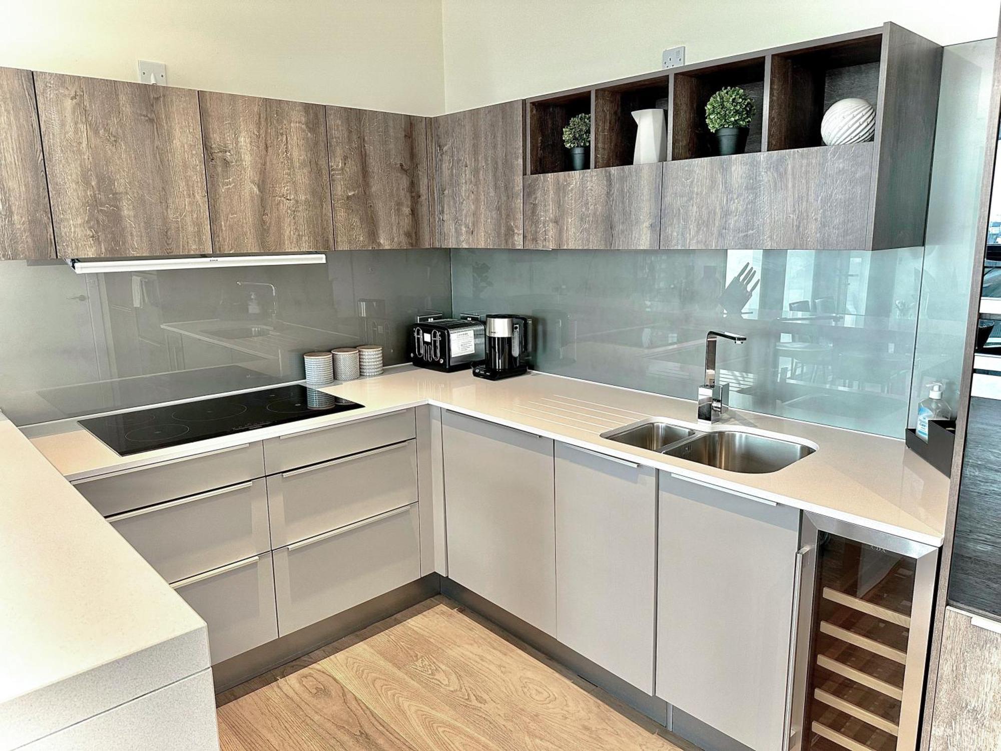 Elegant 3-bedroom Penthouse With A Private Terrace, Lift Access, And Free Wi-fi, Located In Battersea, Nine Elms Apartment *