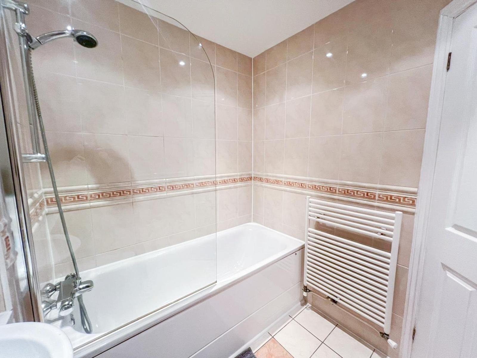 3 Bedroom Flat With Free Secured Parking In Borough Near The Shard, Bermondsey Appartement Londen