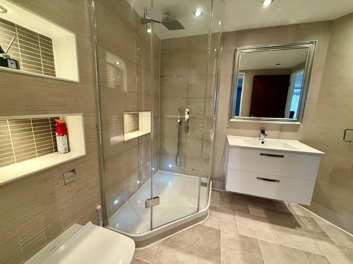 Modern One Bedroom In Apartment London