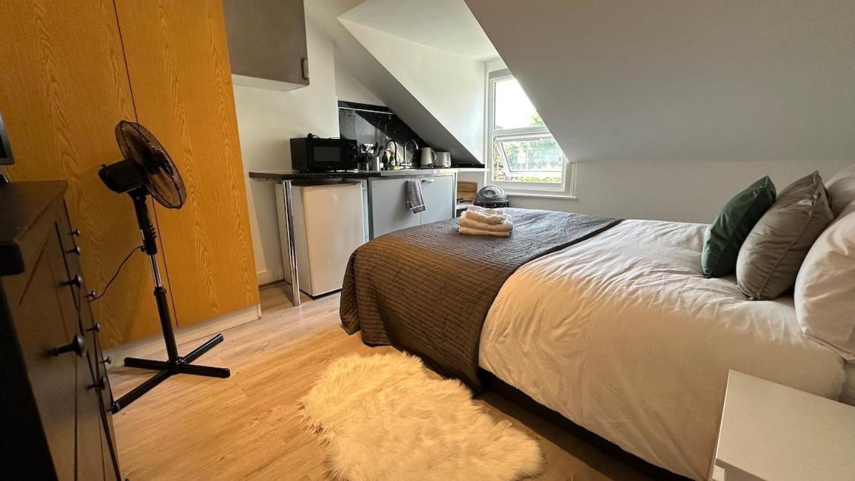 An Economic In The Heart Of Chiswick - * London
