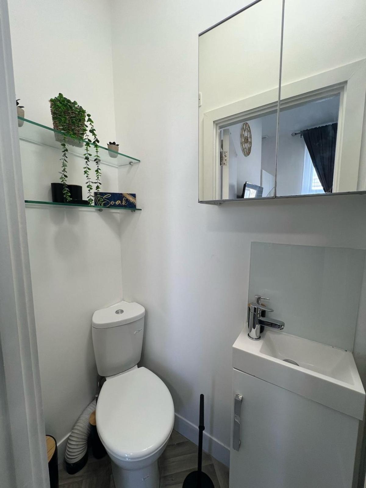 Spacious 10 Mins To Metro 1 Min To The Bus Apartment