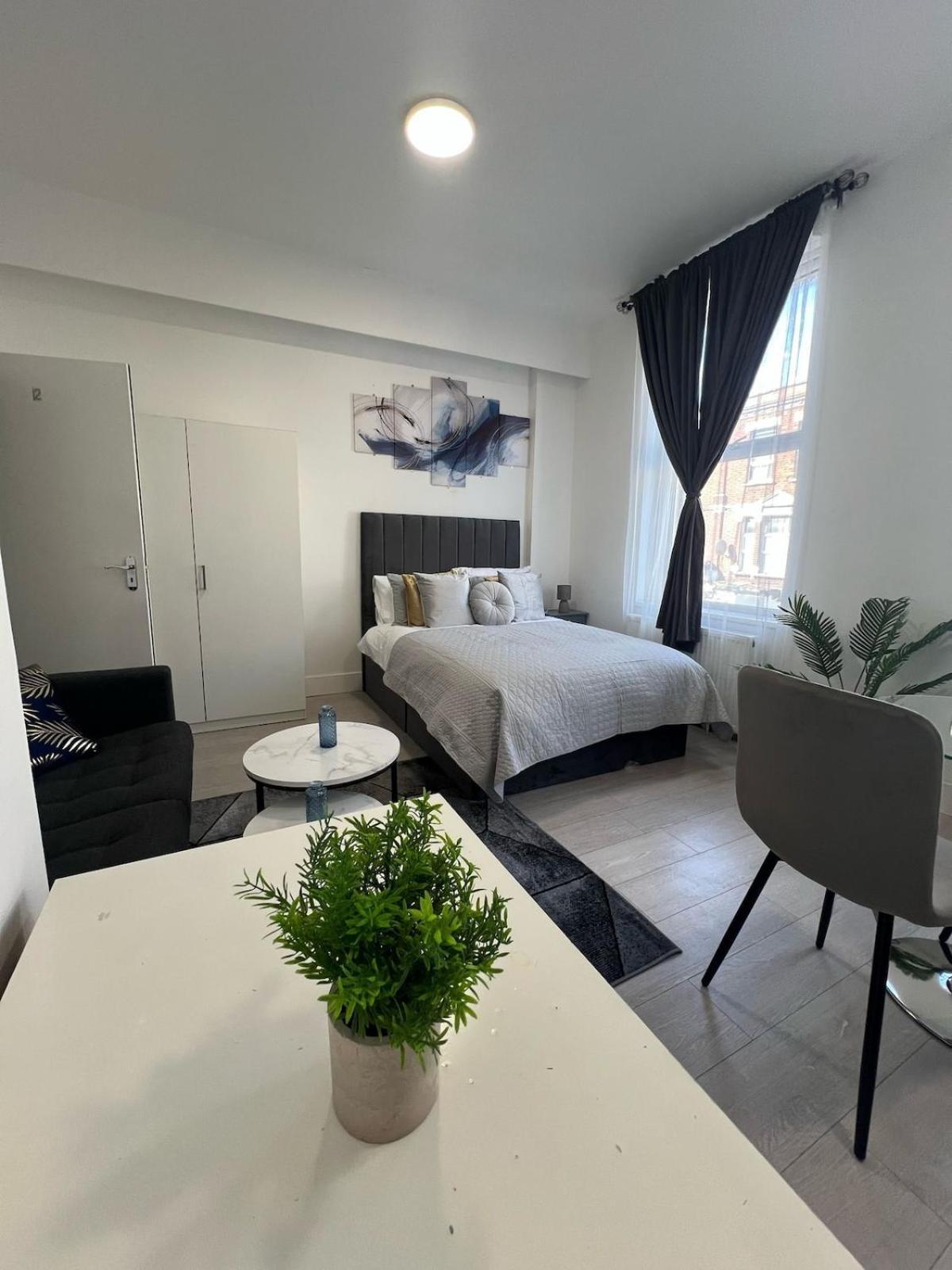 Apartment Spacious 10 Mins To Metro 1 Min To The Bus London