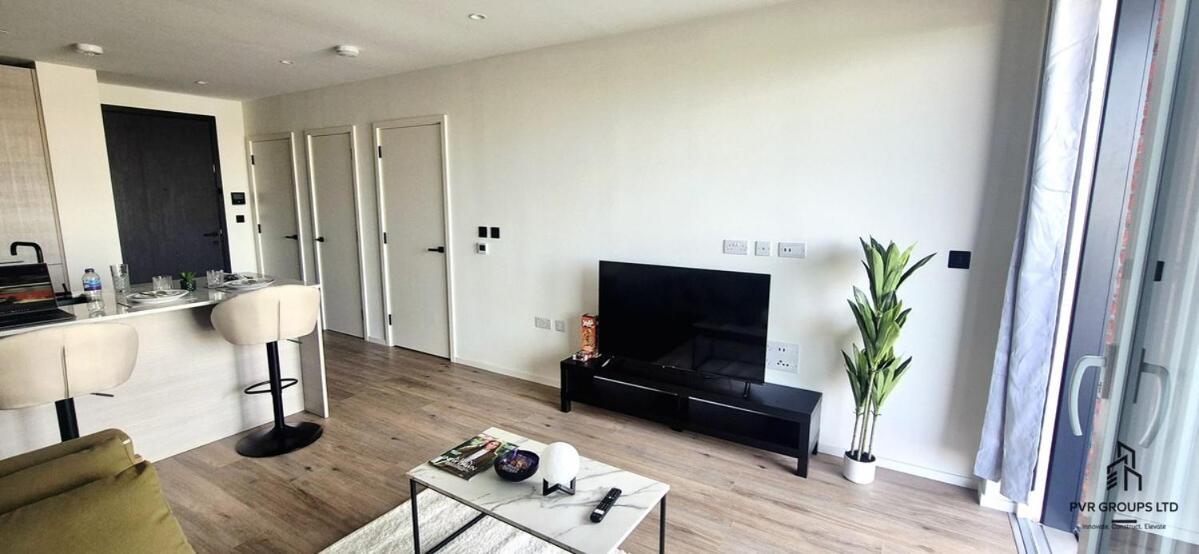 Canary Wharf Stay Modern 1Br Fast Wifi & Balcony Views