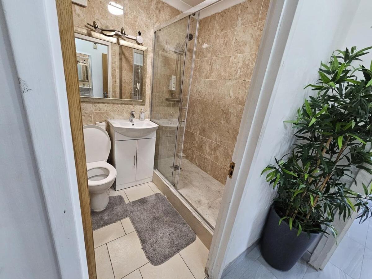 Spacious 3 Bedroom Flat At 45 Landward Court ,london W1h 5hb Apartment London