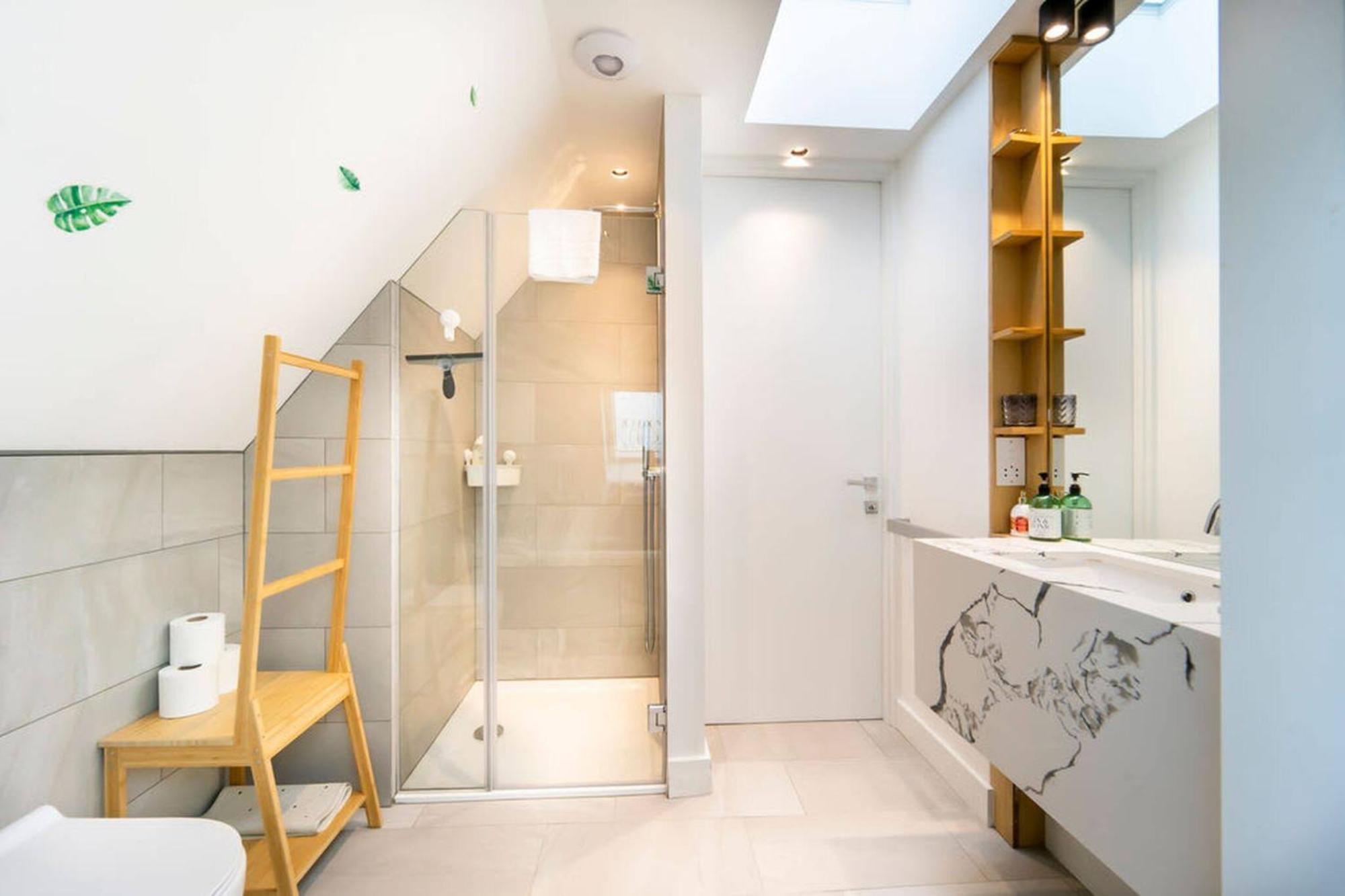 Modern Ealing Common Duplex Apartment London