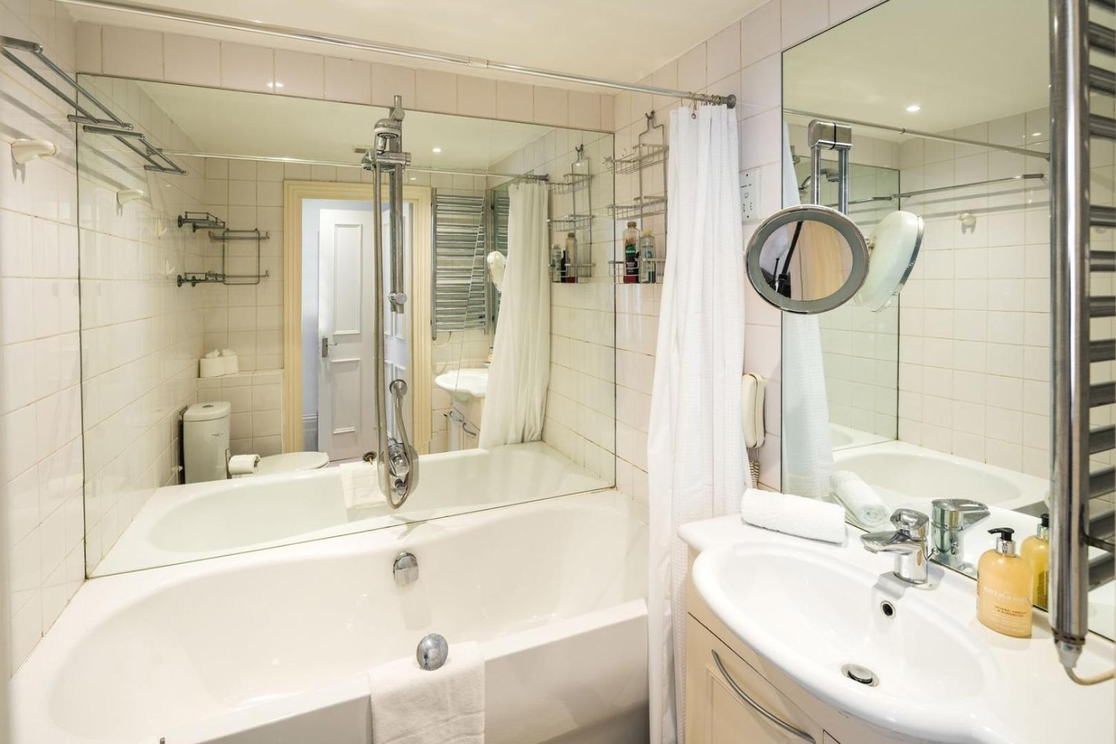 Sleek Simple & Peaceful 1bd Flat Kensington *