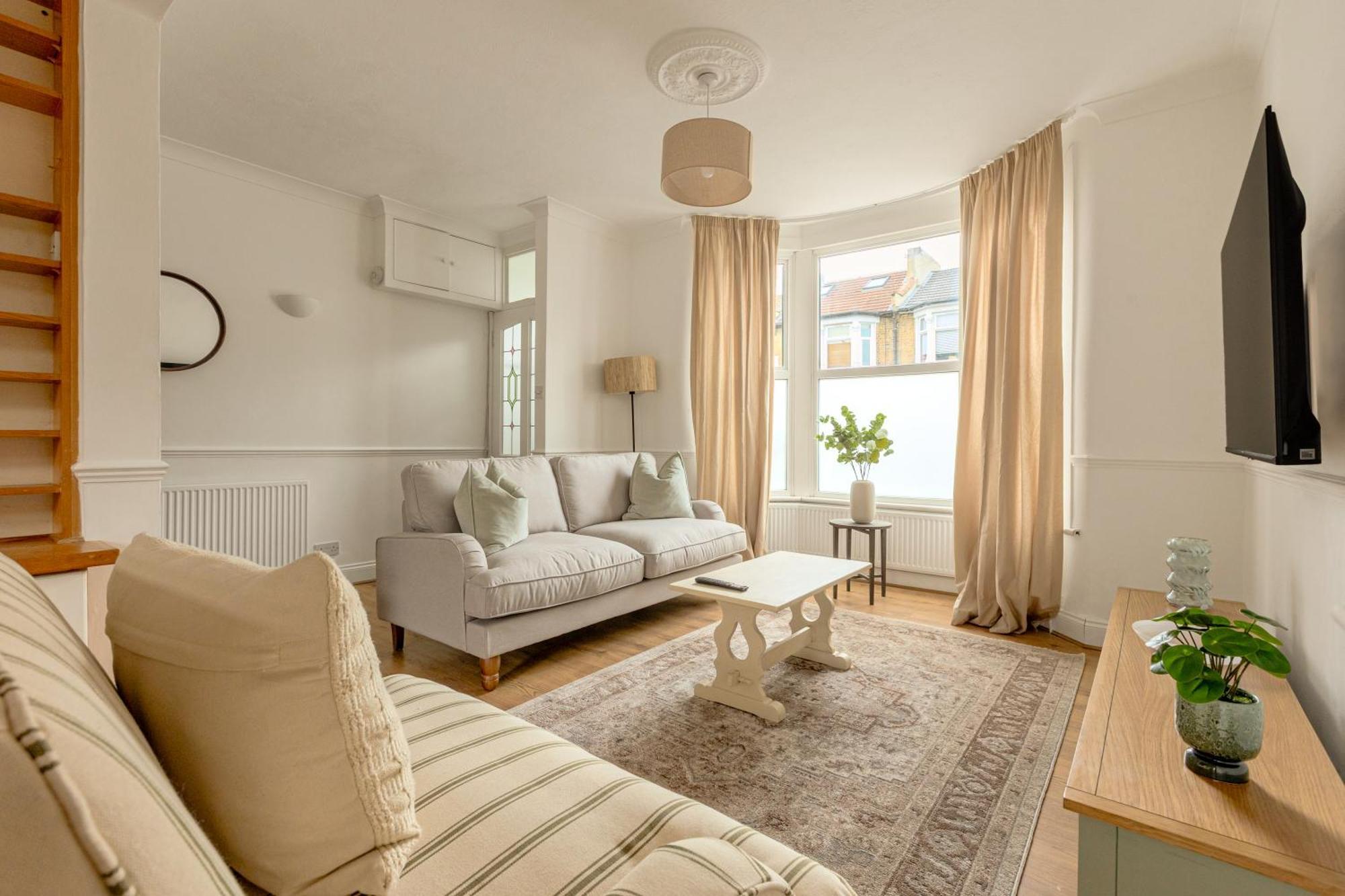 Stylish 3br Forest Gate With Garden