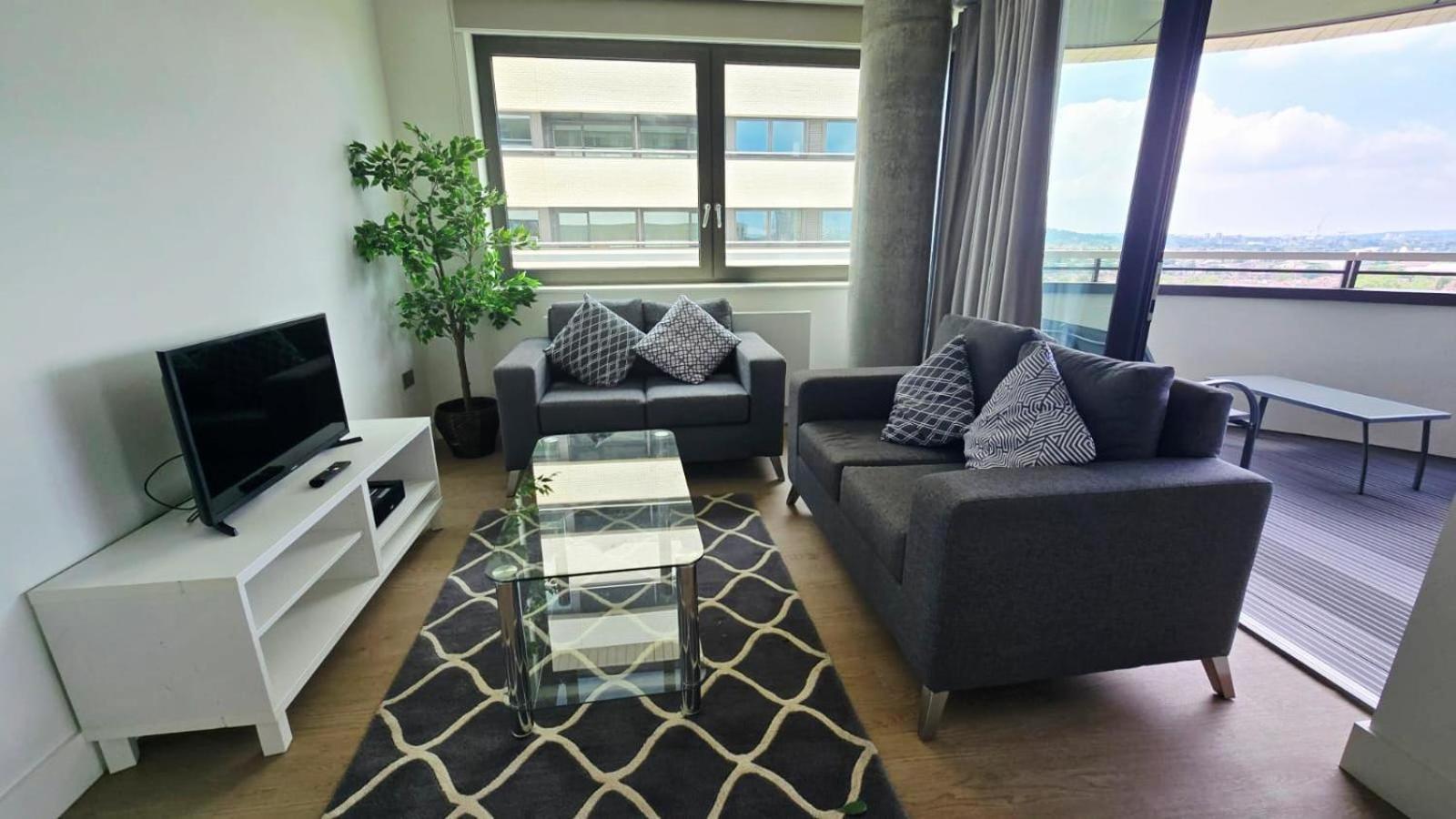Roomspace Serviced -oasis Way Apartment London
