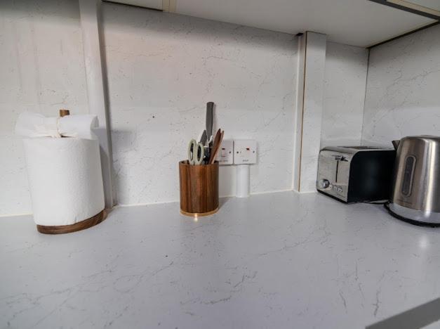 Apartment Charming Near Candawater Station - Access! London