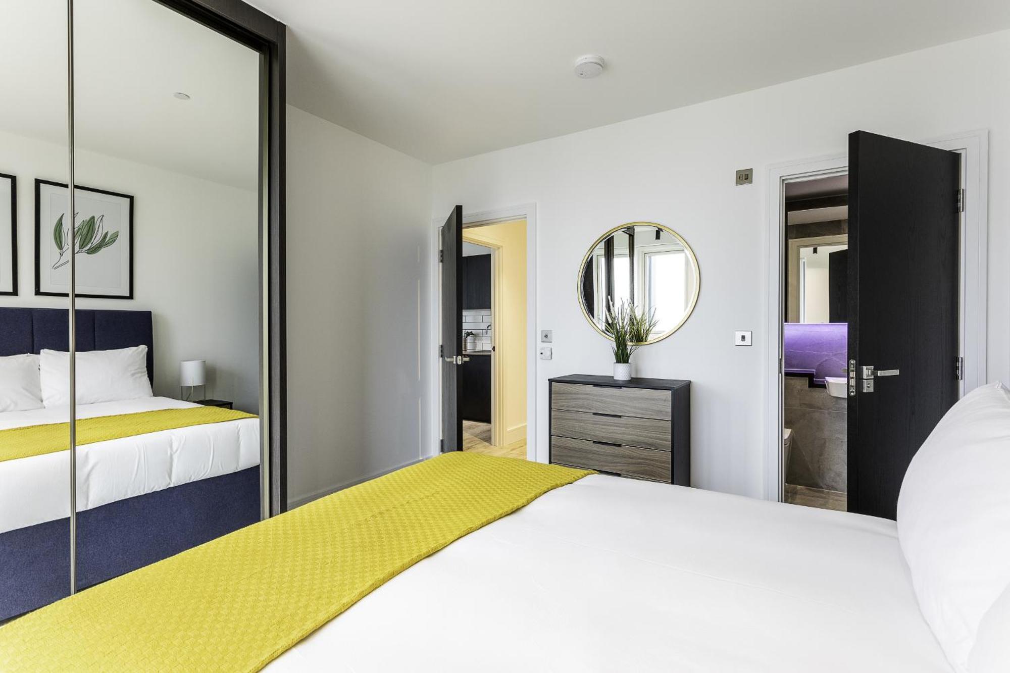 North Acton Xii - 2 Bedrooms - 2 Bathrooms - Balcony Apartment *