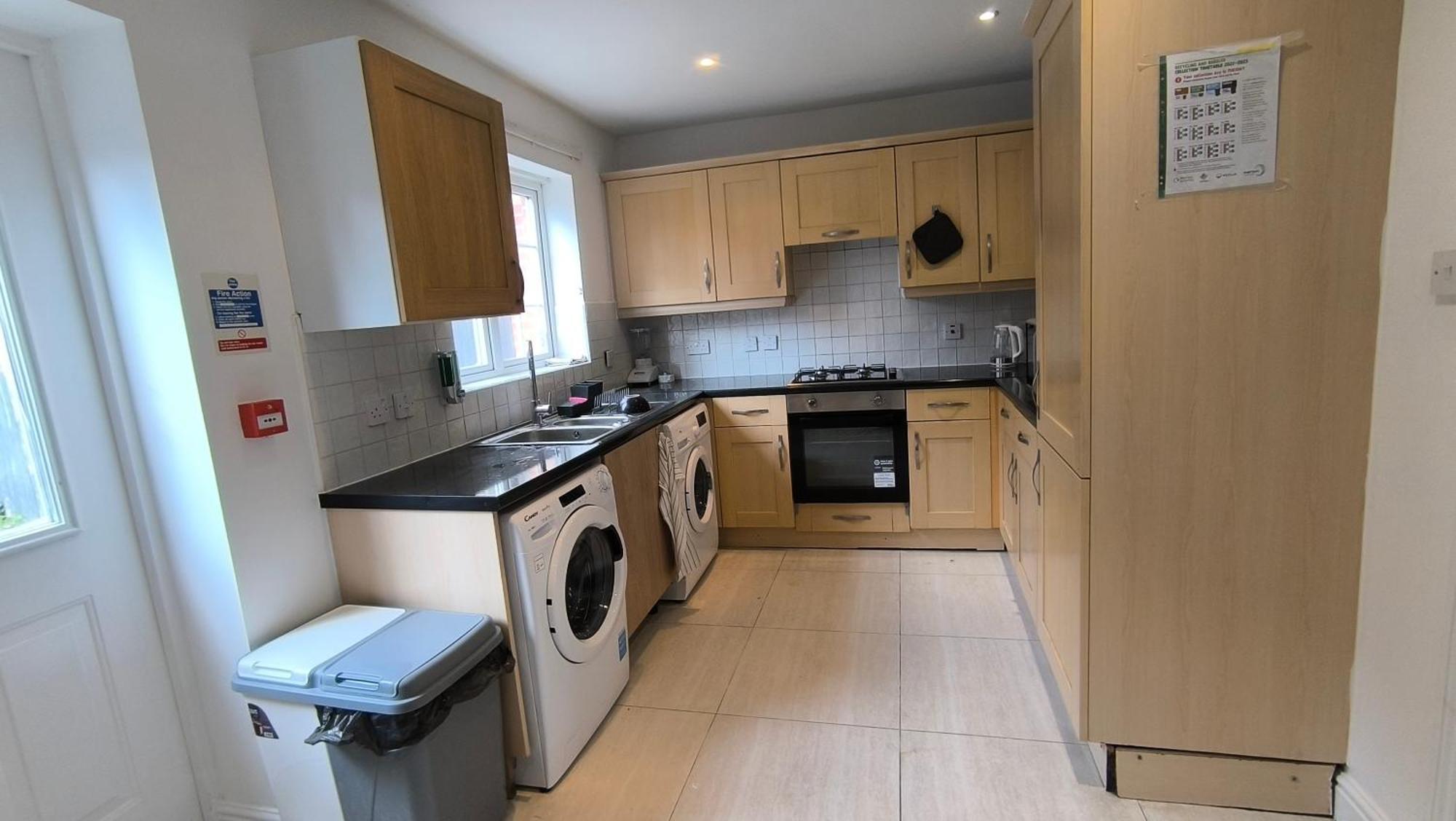 Apartment Fully Equipped Parkside 5min From Colliers Wood Station R4 *