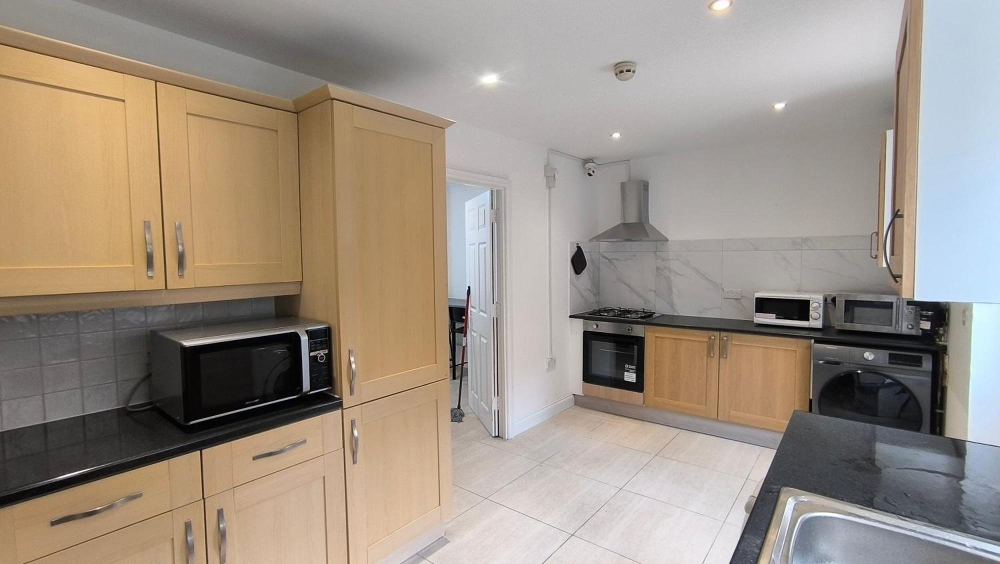 Fully Equipped Parkside 5min From Colliers Wood Station R4