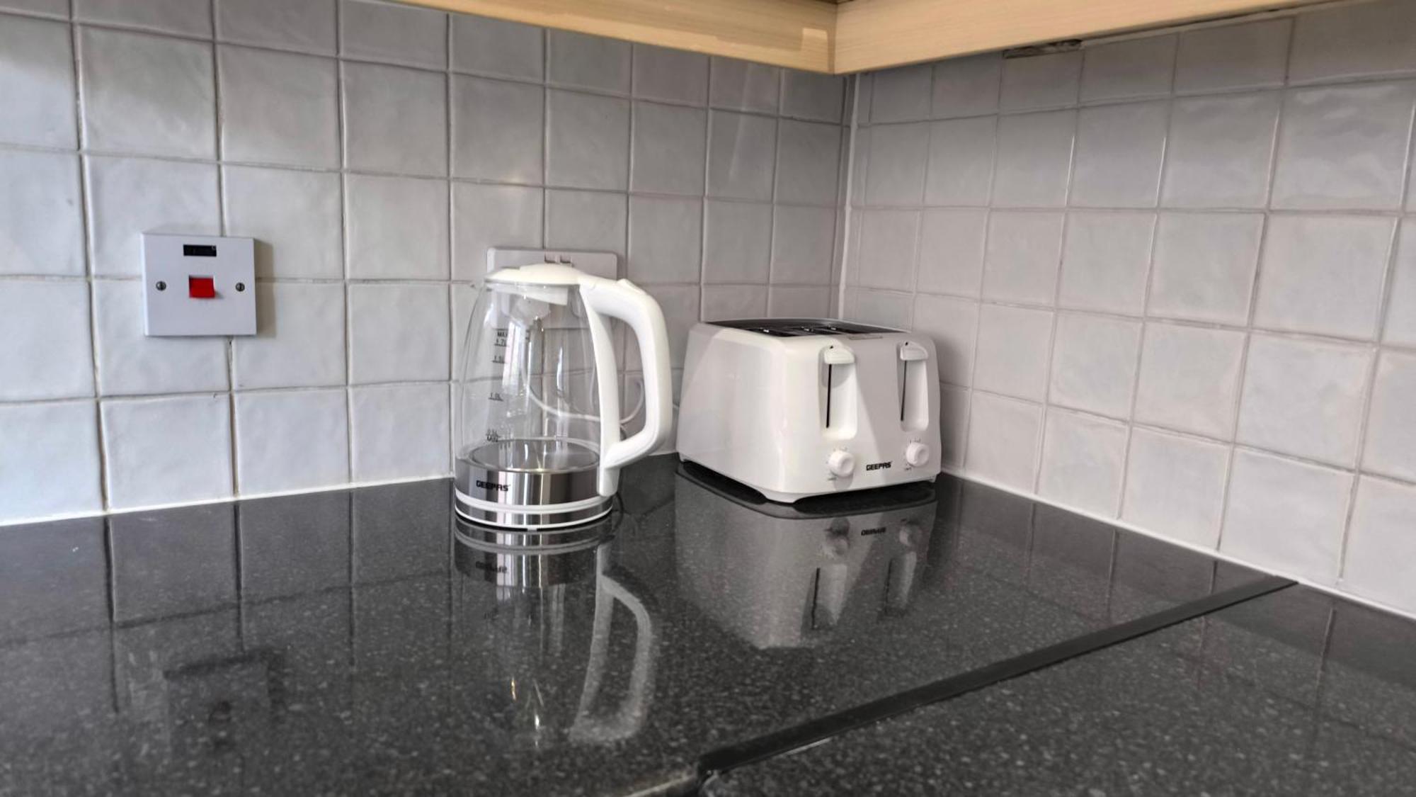 Apartment Fully Equipped Parkside 5min From Colliers Wood Station R4 *