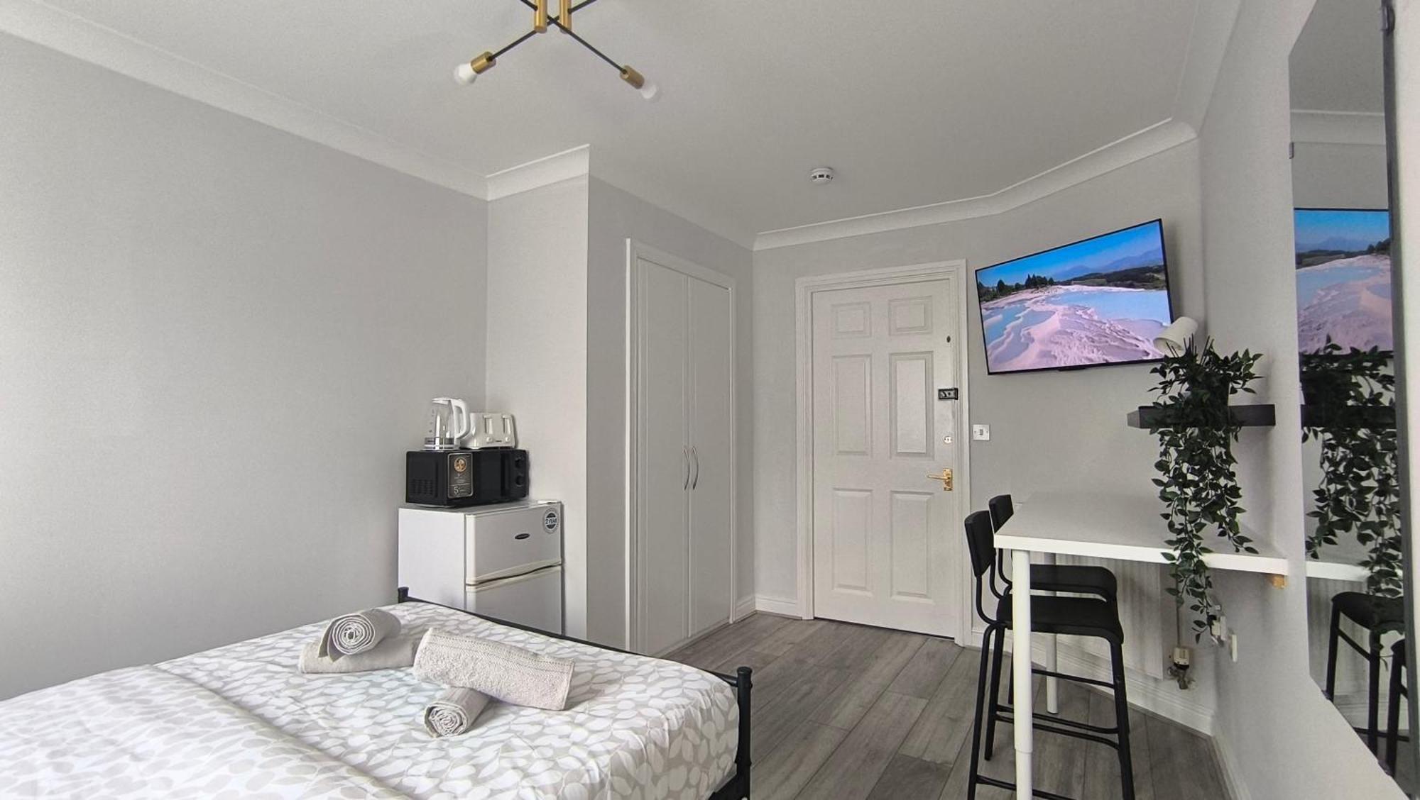 Fully Equipped Parkside 5min From Colliers Wood Station R4