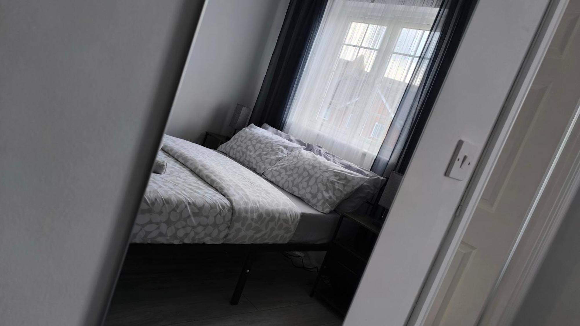 Apartment Fully Equipped Parkside 5min From Colliers Wood Station R4 *