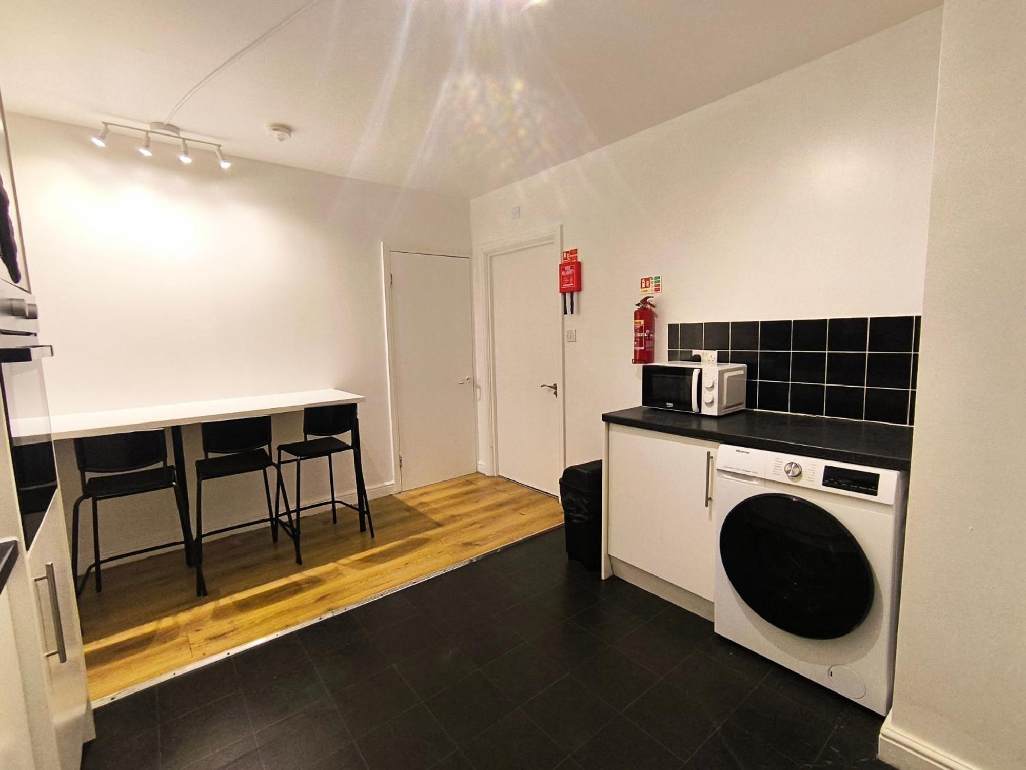 4 Person 3min From South Wimbeldon Tube Station Room2 Gjestgiverier London