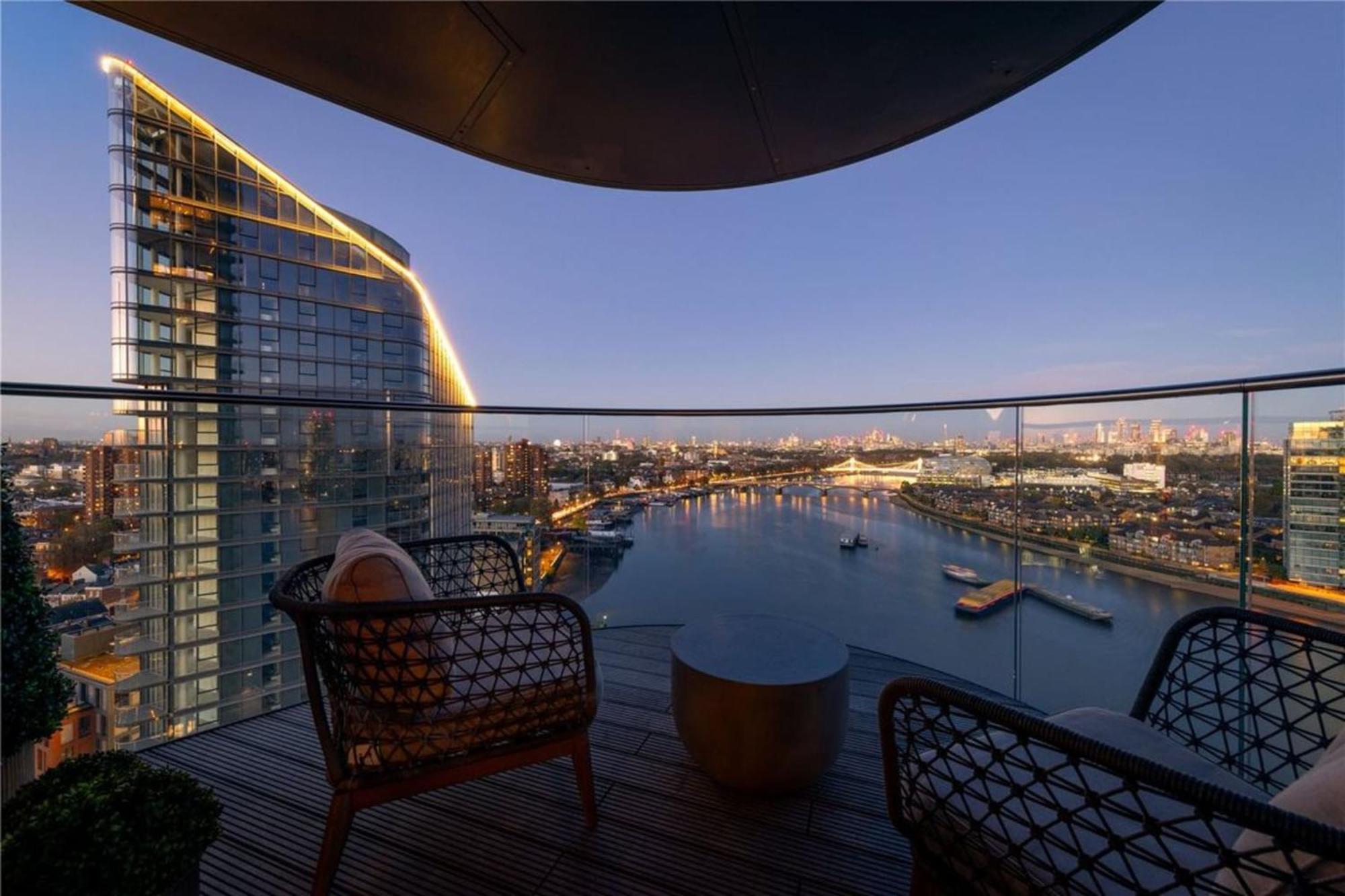 Beautiful Four Bedroom Penthouse Over Looking The River Thames Apartment London
