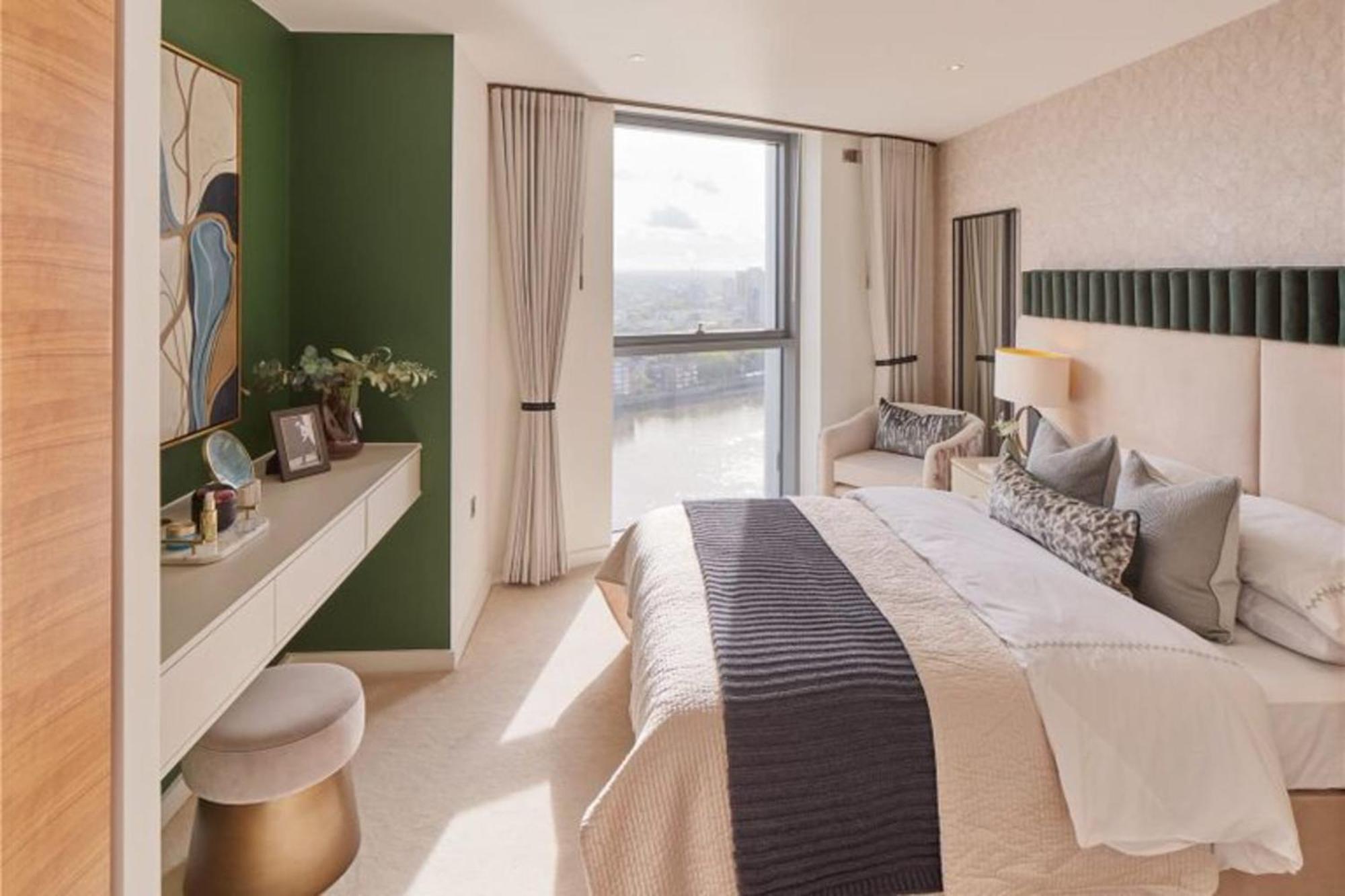 Beautiful Four Bedroom Penthouse Over Looking The River Thames *