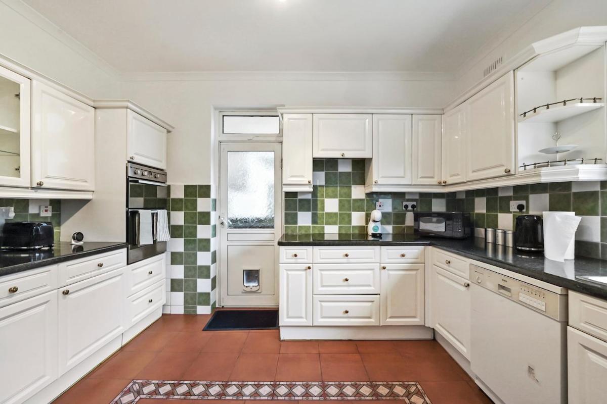 4 Bedroom House Free Parking 5mins Walk To Kensal Rise Apartment London