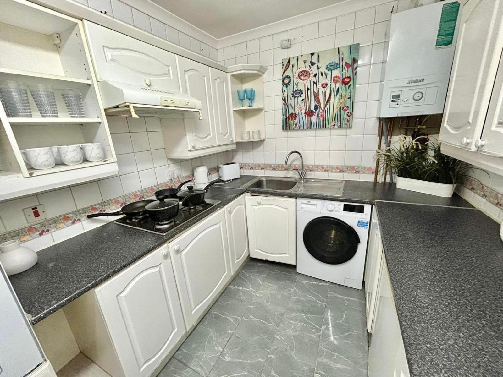 Apartment Hdye Park Corner Three Bedroom London