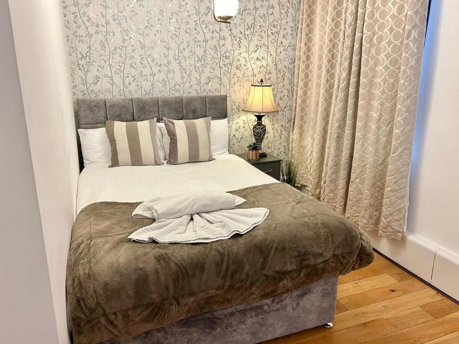 Hdye Park Corner Three Bedroom Apartment London