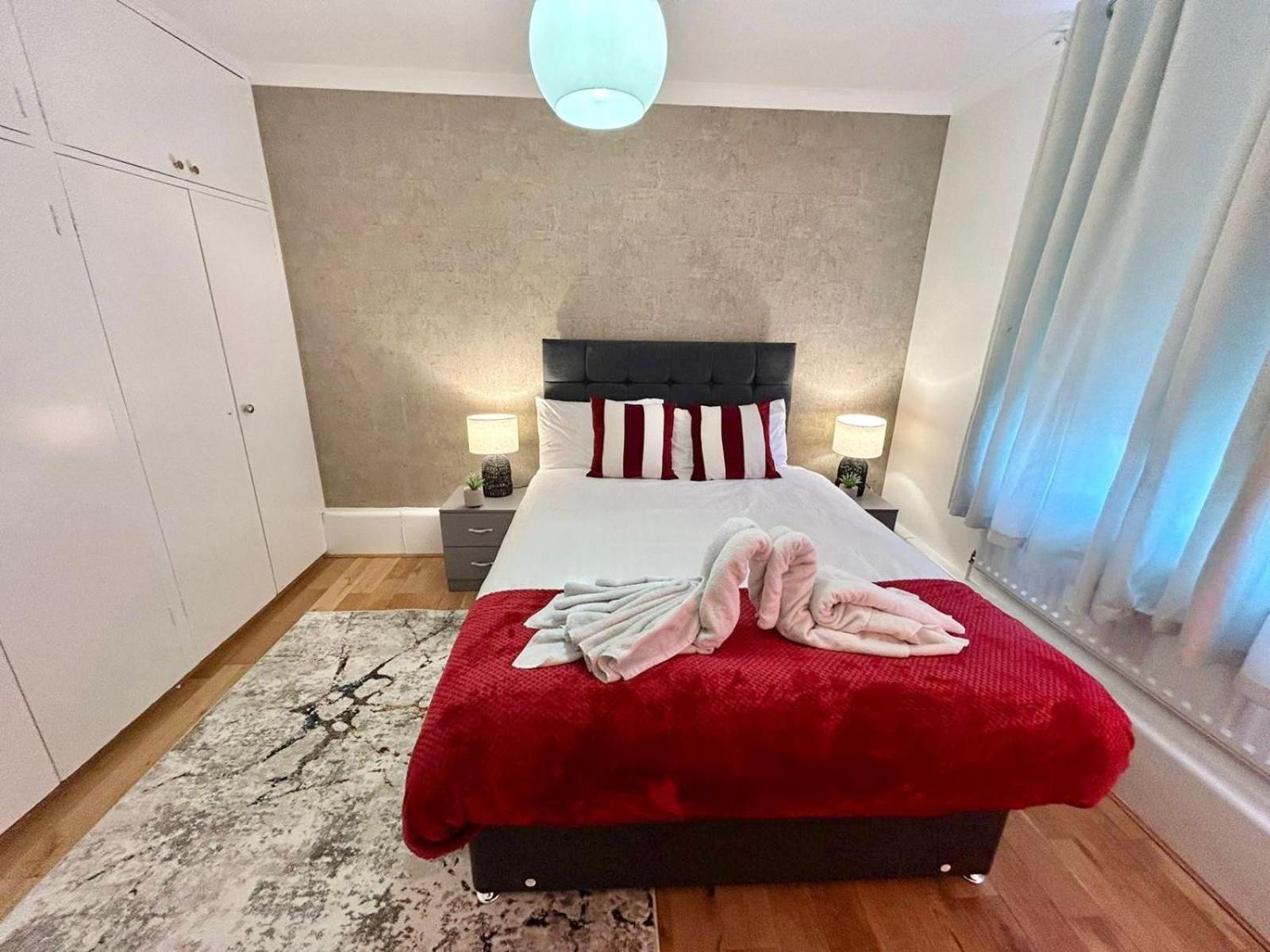 Apartment Hdye Park Corner Three Bedroom London