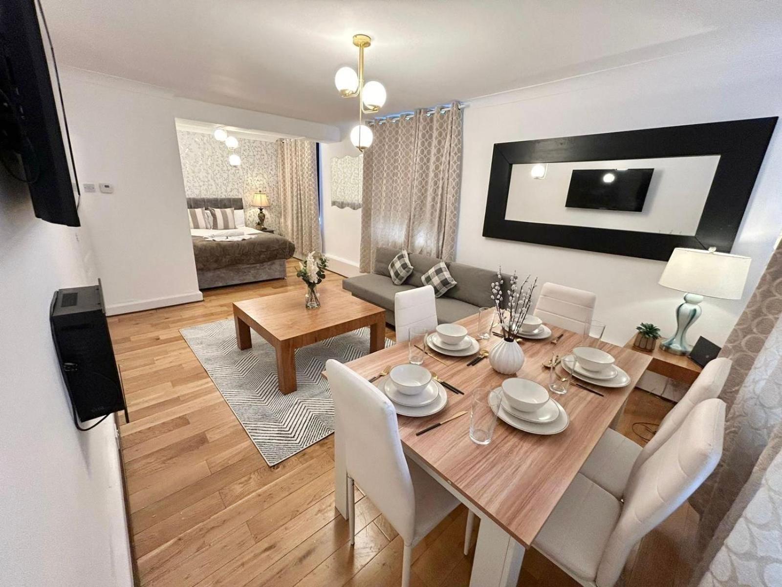 Hdye Park Corner Three Bedroom * London