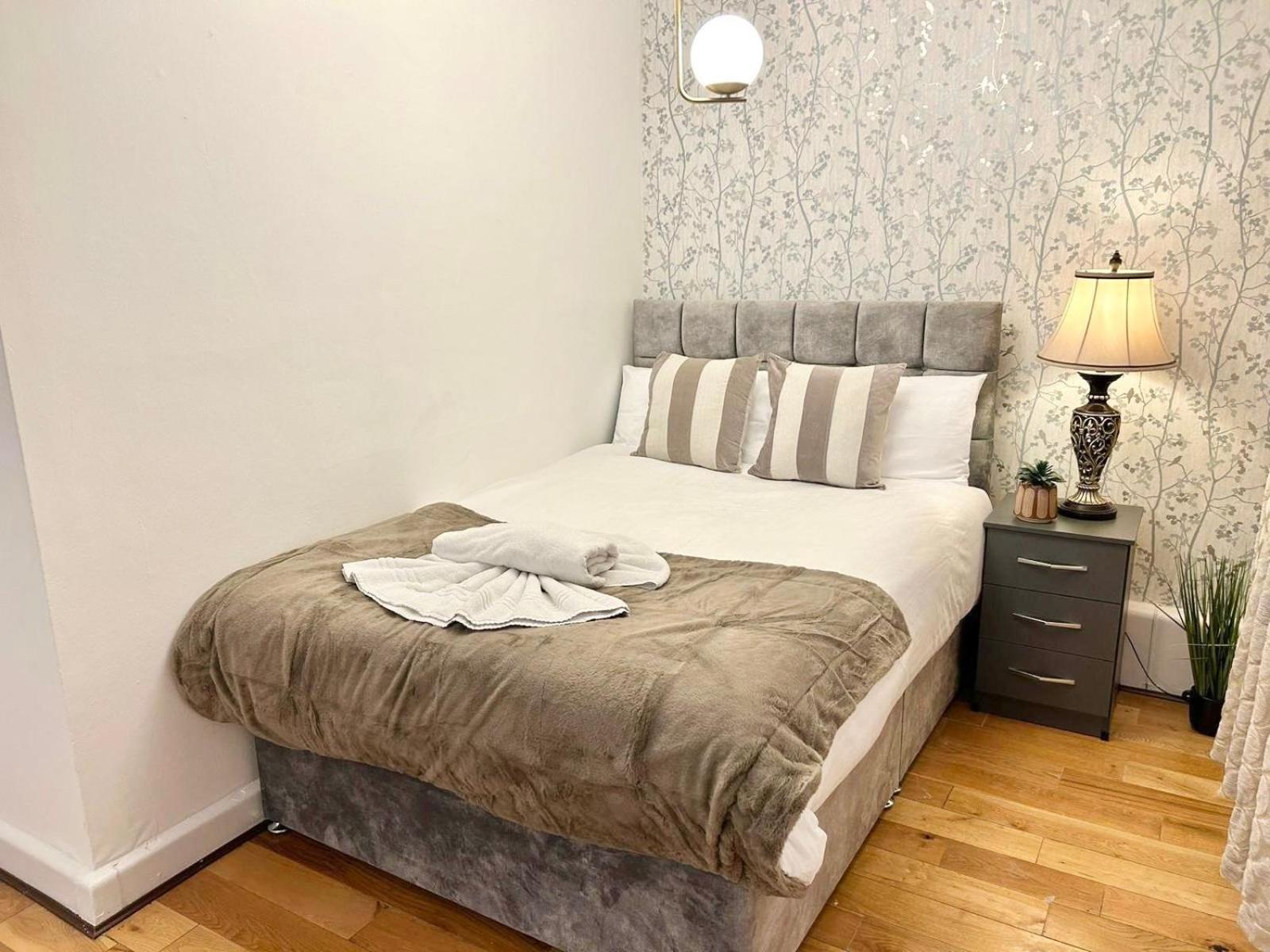 Apartment Hdye Park Corner Three Bedroom London