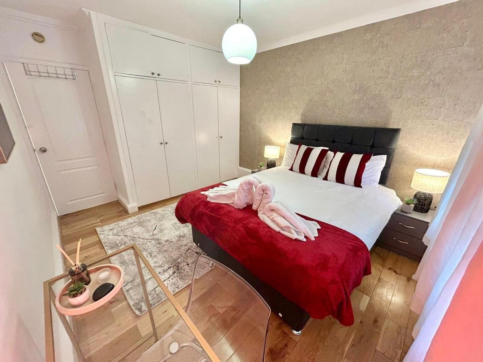 Hdye Park Corner Three Bedroom *