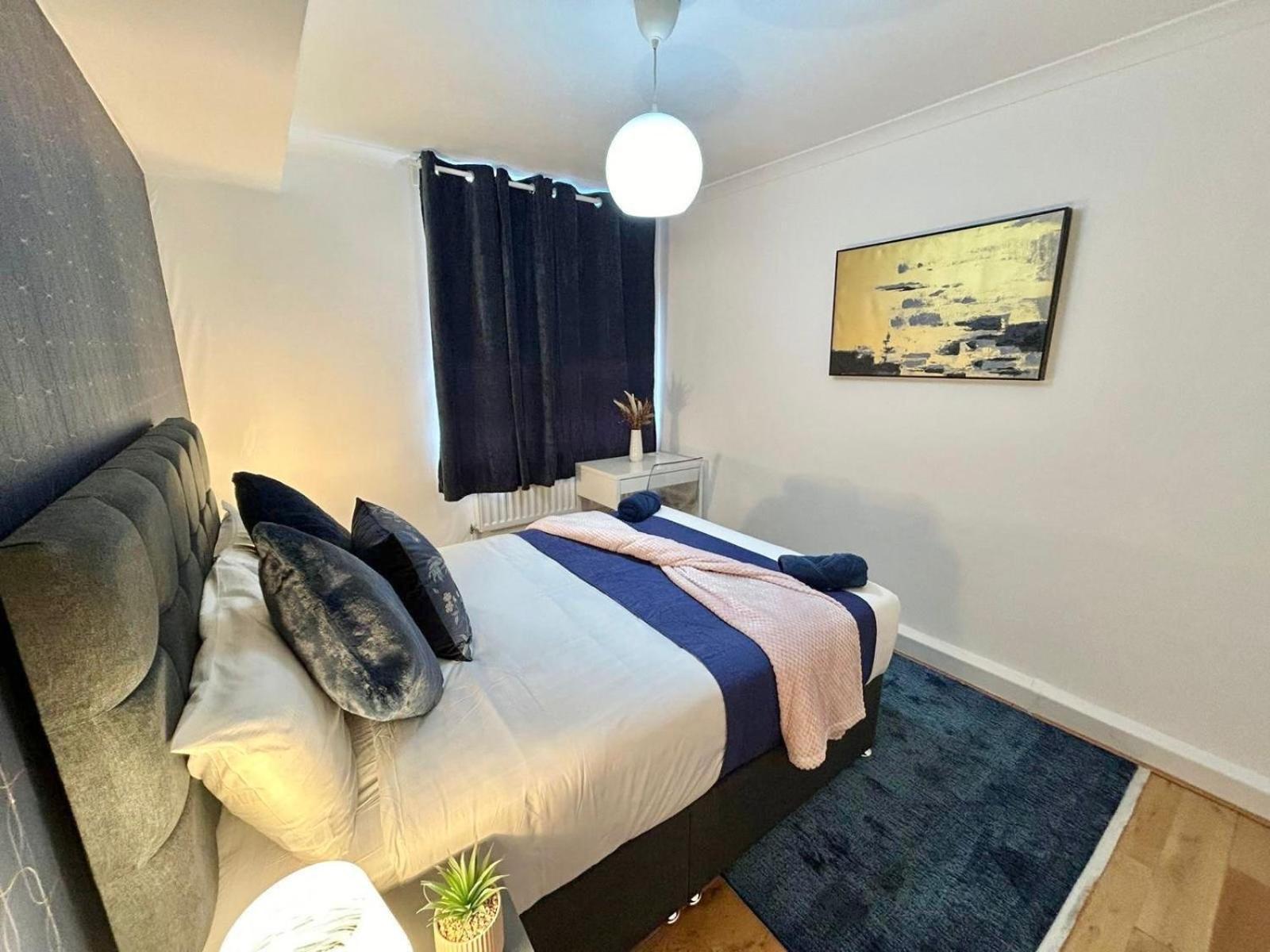 Hdye Park Corner Three Bedroom * London