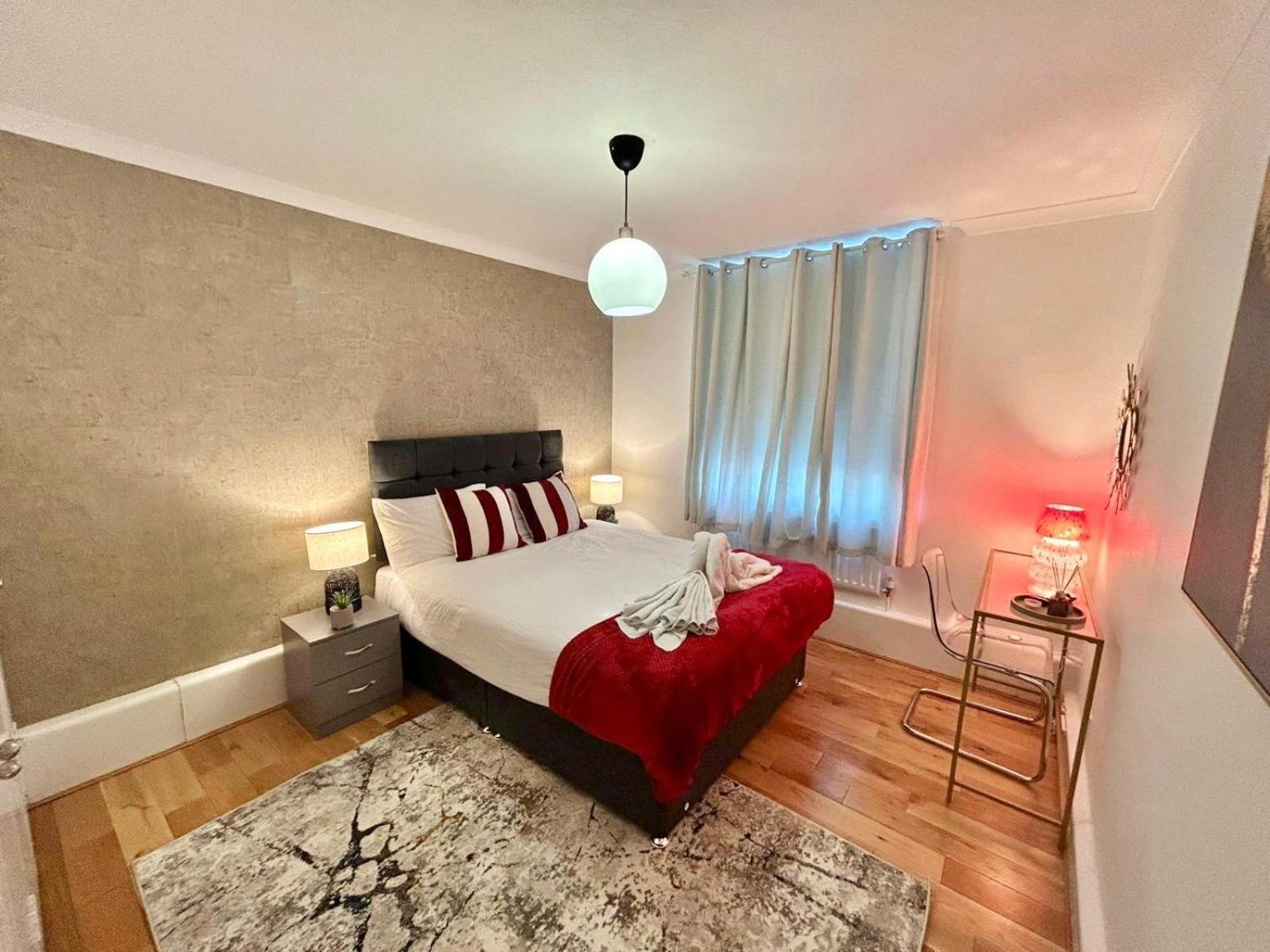 Hdye Park Corner Three Bedroom *