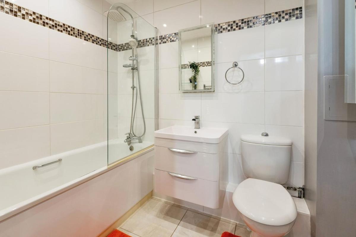 Apartment Modern 2 Double Bedrooms Peaceful Flat With Roof Terrace And Parking *