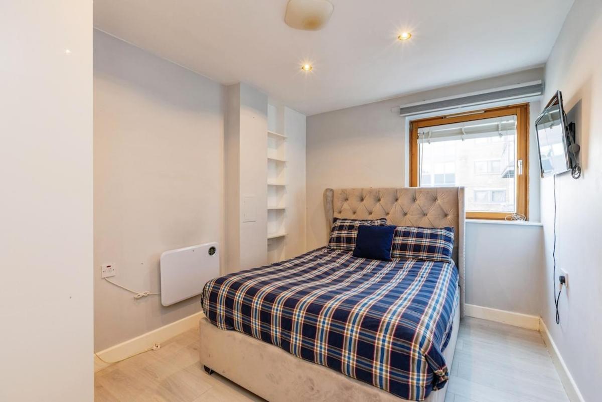 Modern 2 Double Bedrooms Peaceful Flat With Roof Terrace And Parking Apartment