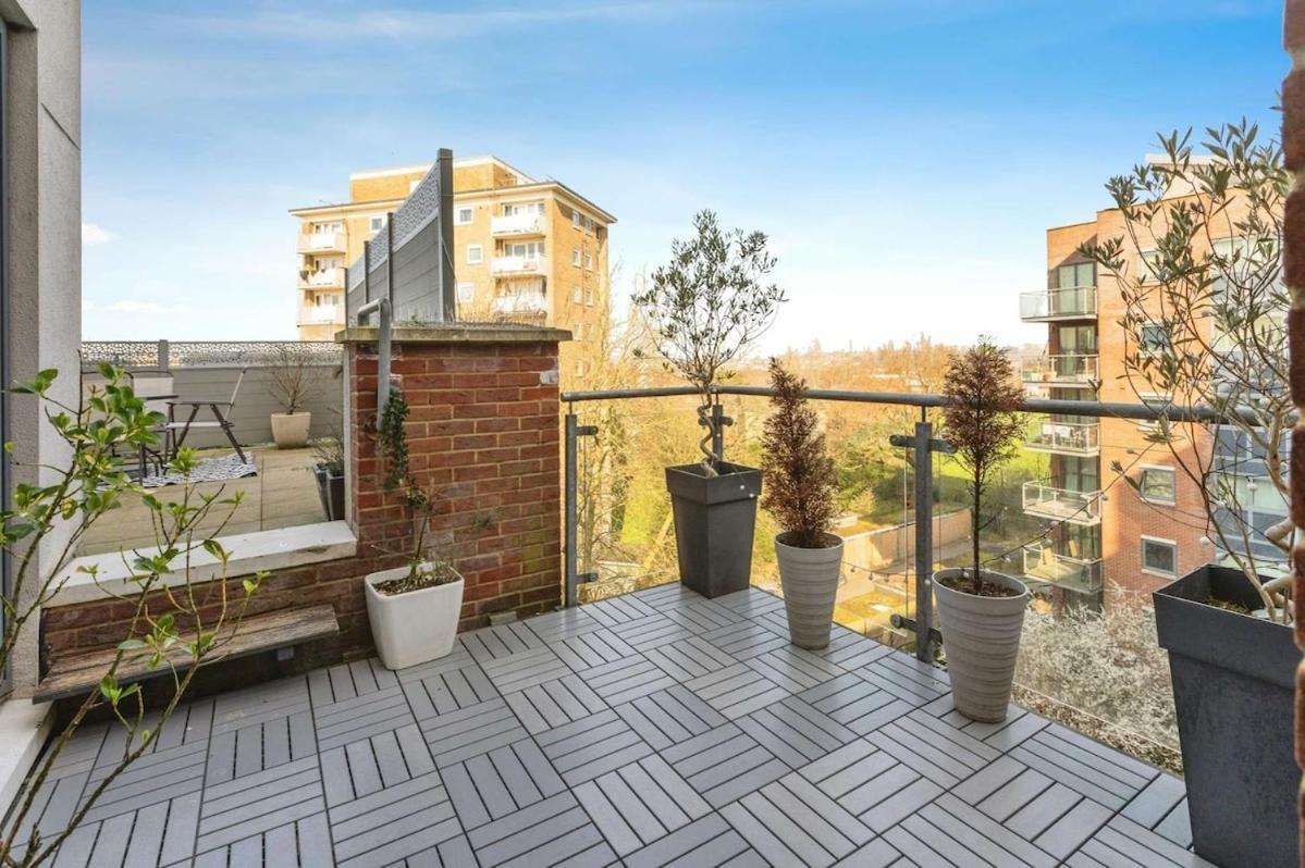 Apartment Modern 2 Double Bedrooms Peaceful Flat With Roof Terrace And Parking *