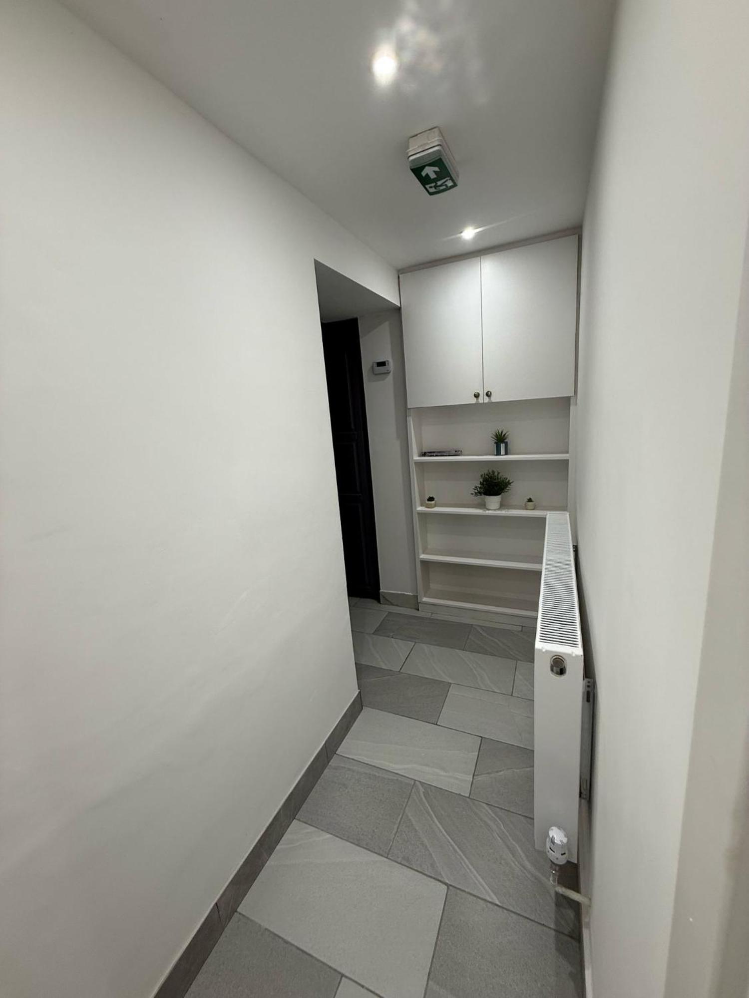 Bell Street 2 Bedroom Flat B * London