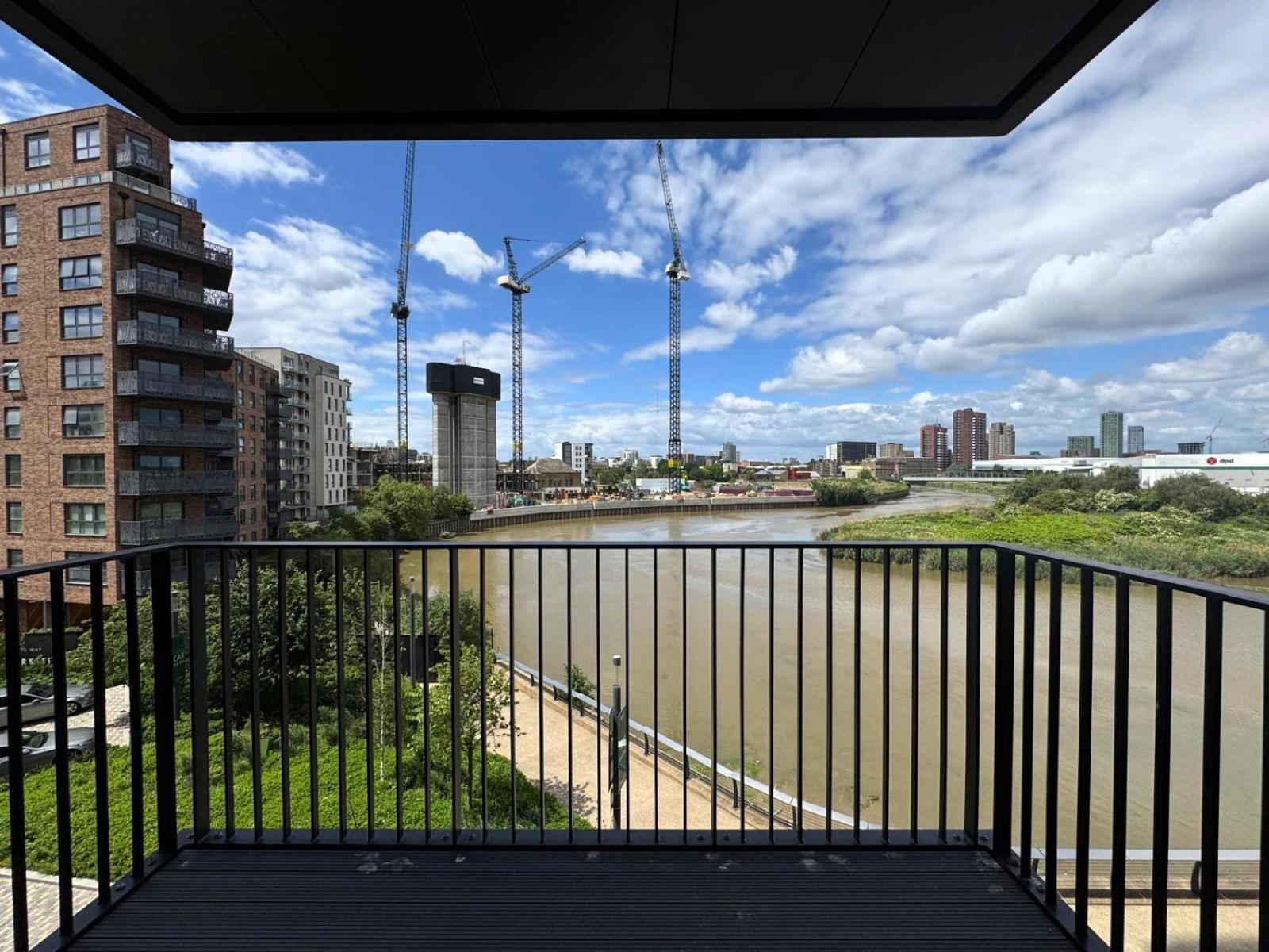 Canary Wharf Stay Modern 1Br Fast Wifi & Balcony Views *