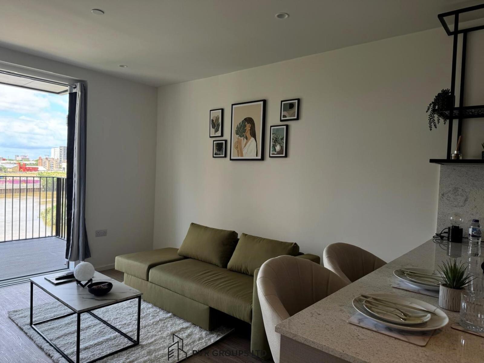 Canary Wharf Stay Modern 1Br Fast Wifi & Balcony Views *