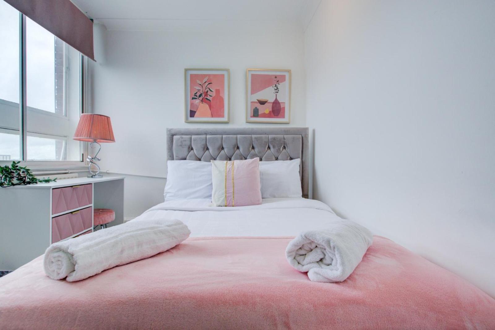 4-bedroom Gem Stylish & Walk-able To Everything Apartment London
