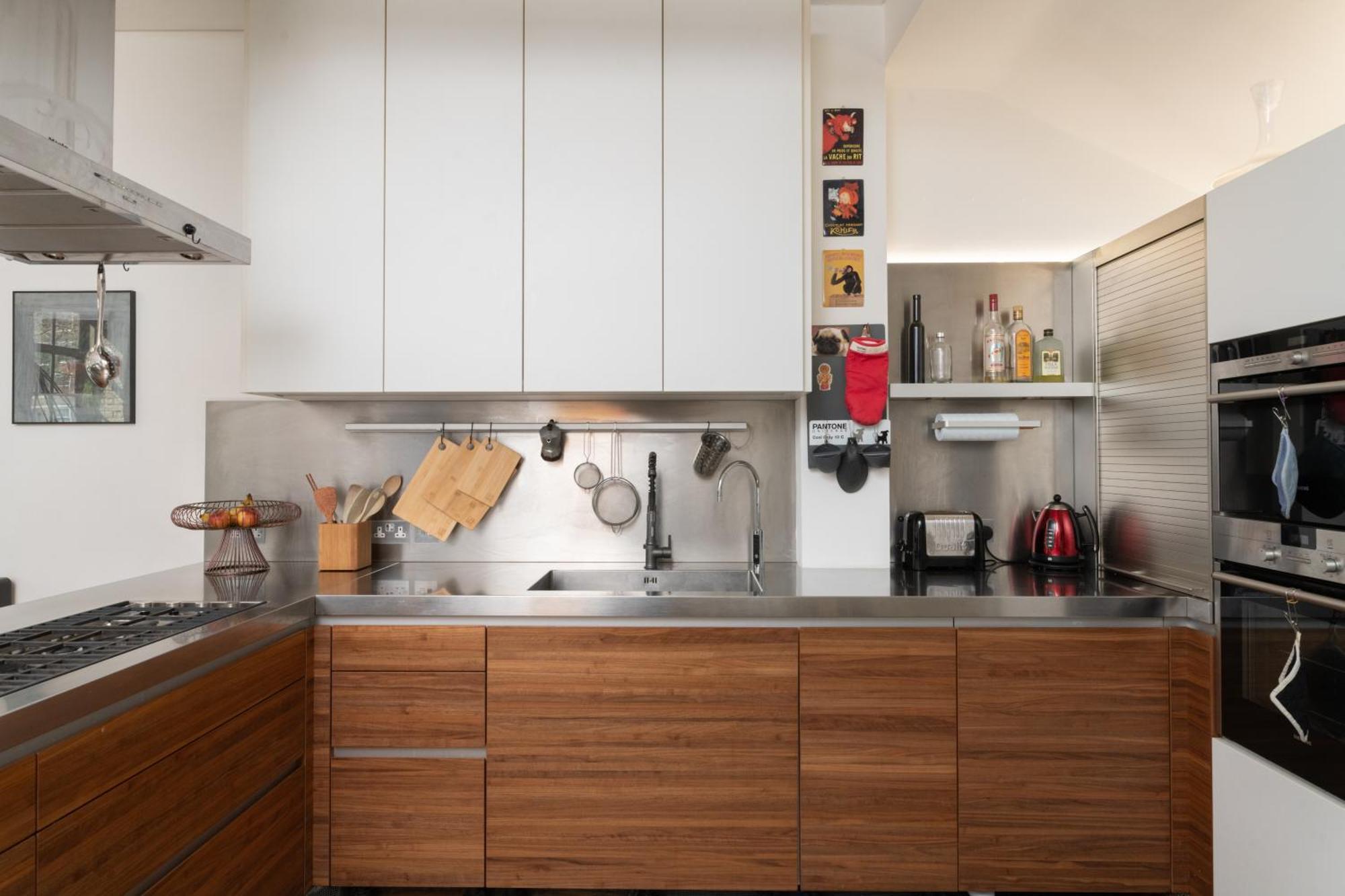 Stylish 2-bed Flat In Prime Spot Apartment London