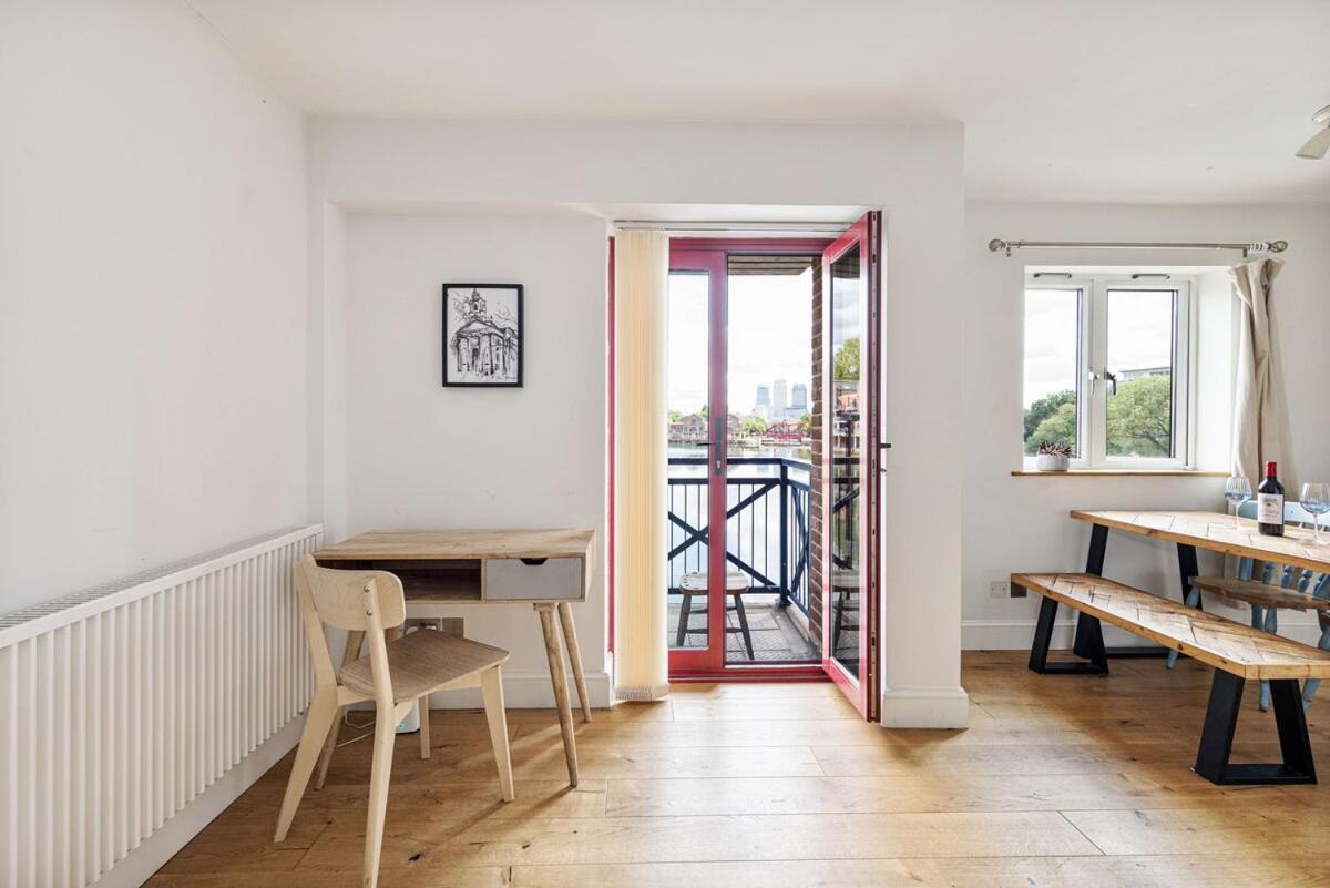 East London Waterfront 2 Bed Flat With Jacuzzi Tub *