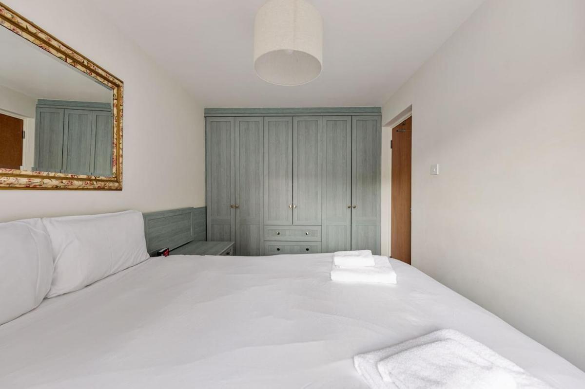 Apartment East London Waterfront 2 Bed Flat With Jacuzzi Tub *